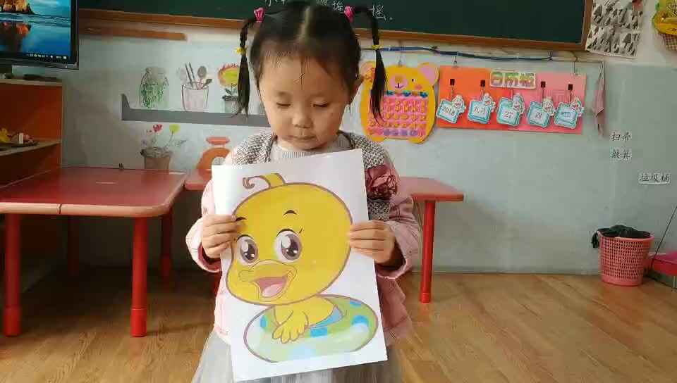 萌娃在练习阅读能力