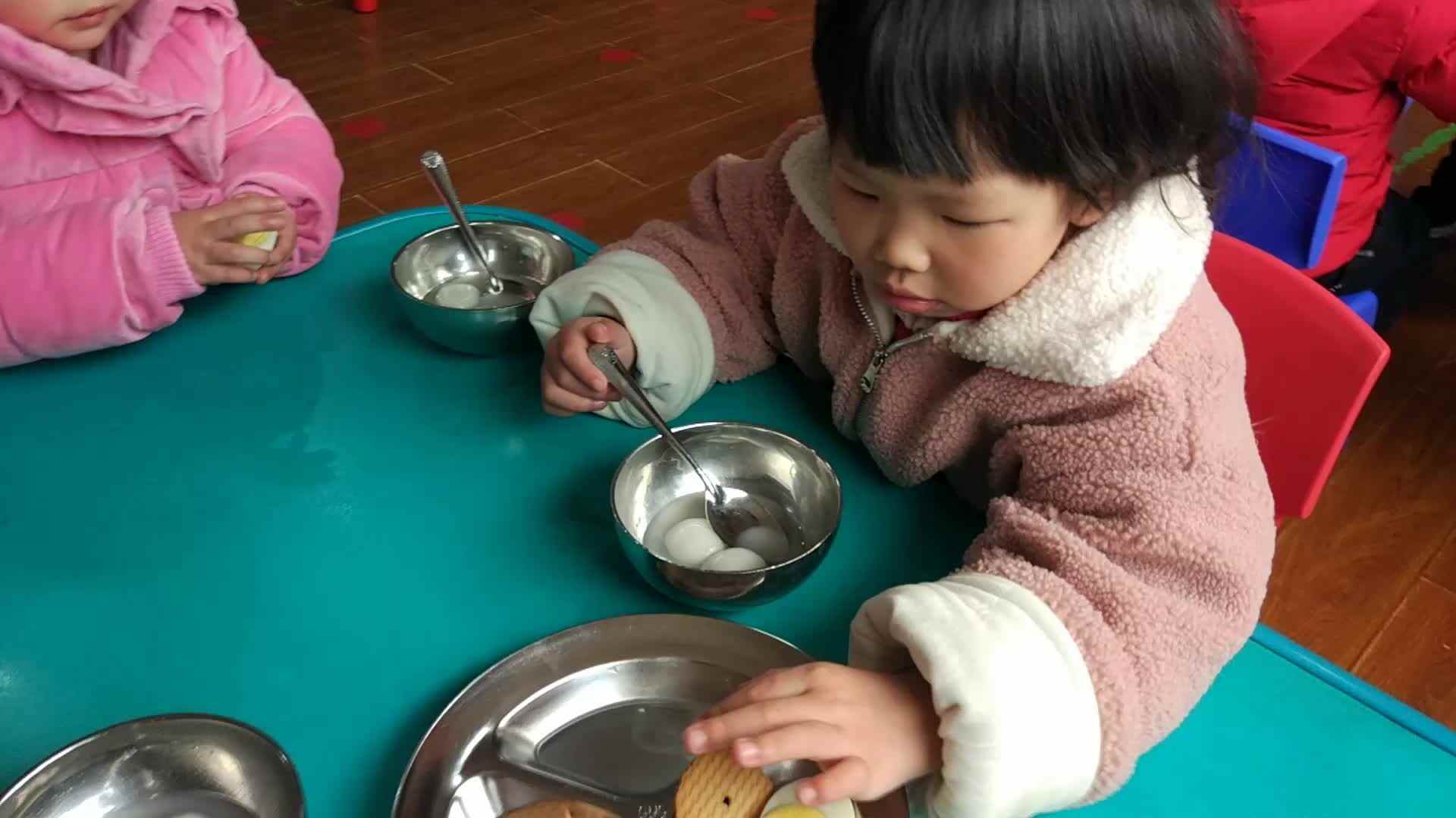 萌娃们在吃早饭