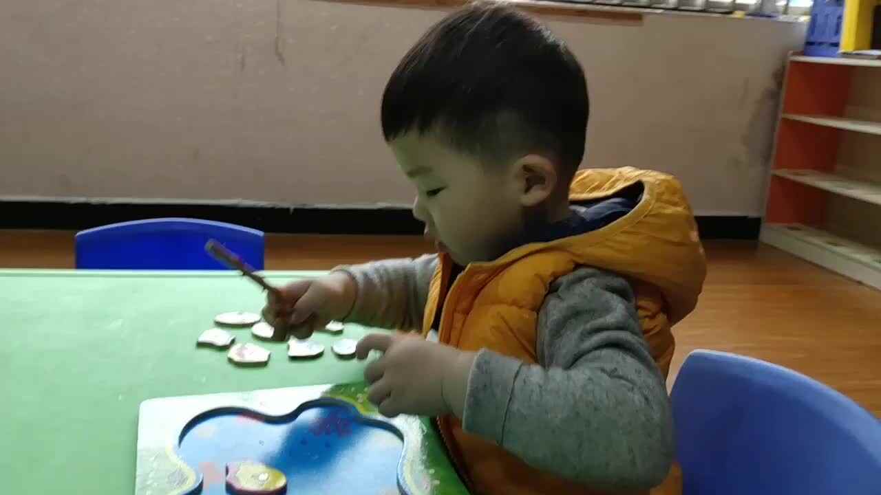 萌娃在练习思维逻辑