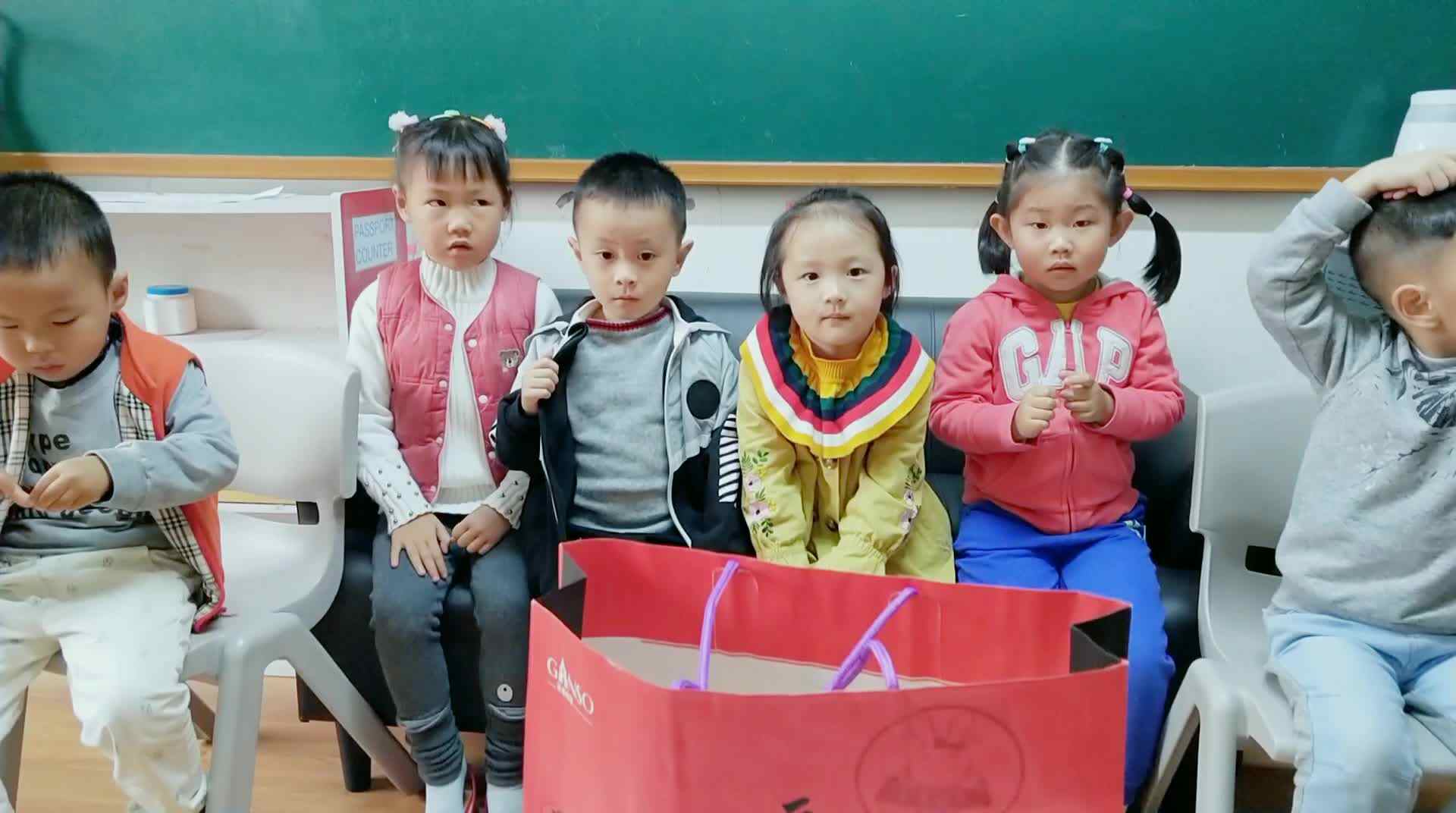 萌娃们在玩游戏