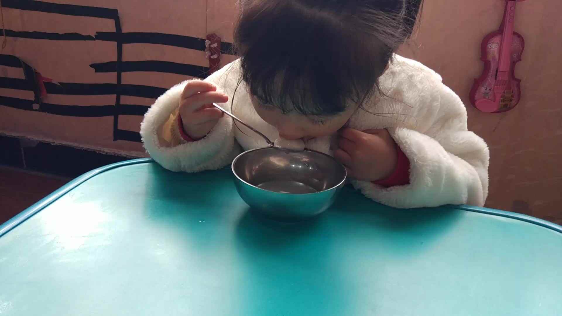 萌娃们在吃早饭
