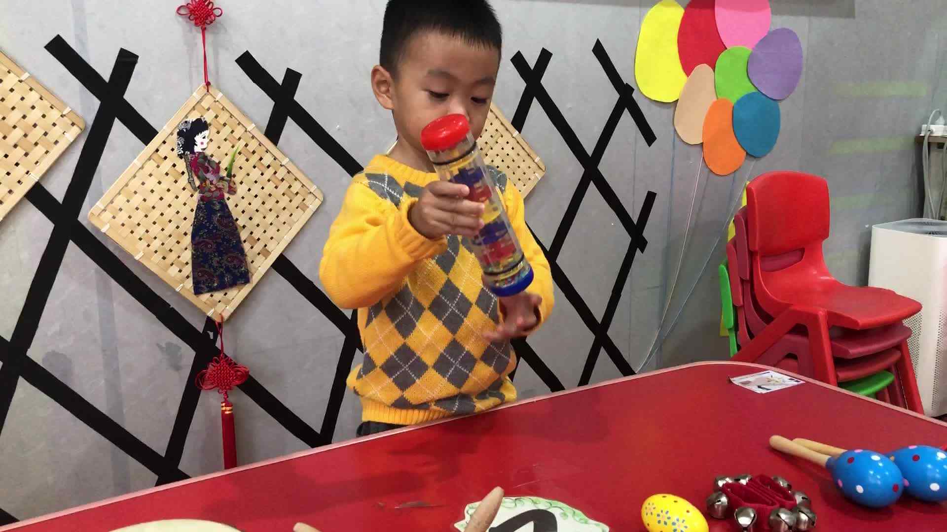 萌娃们在听乐器的声音