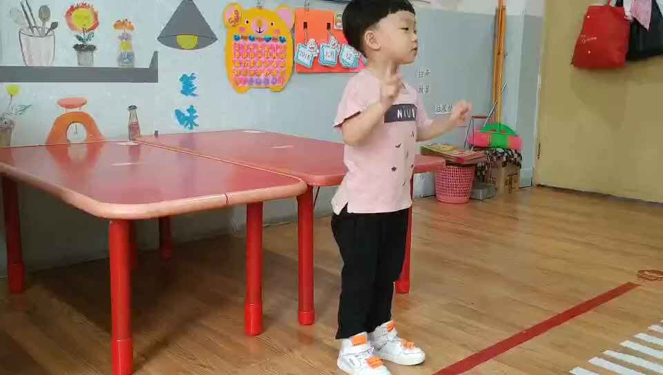 萌娃们在练习阅读