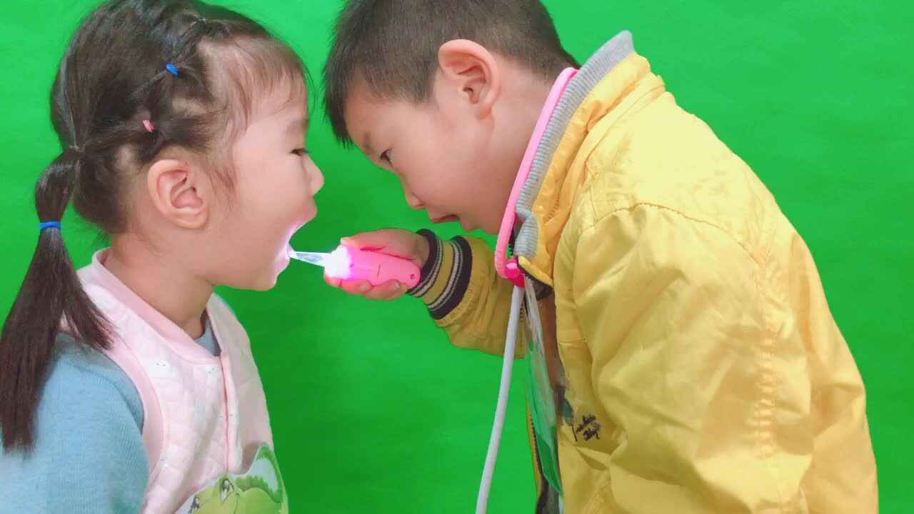 萌娃们在表演绘本