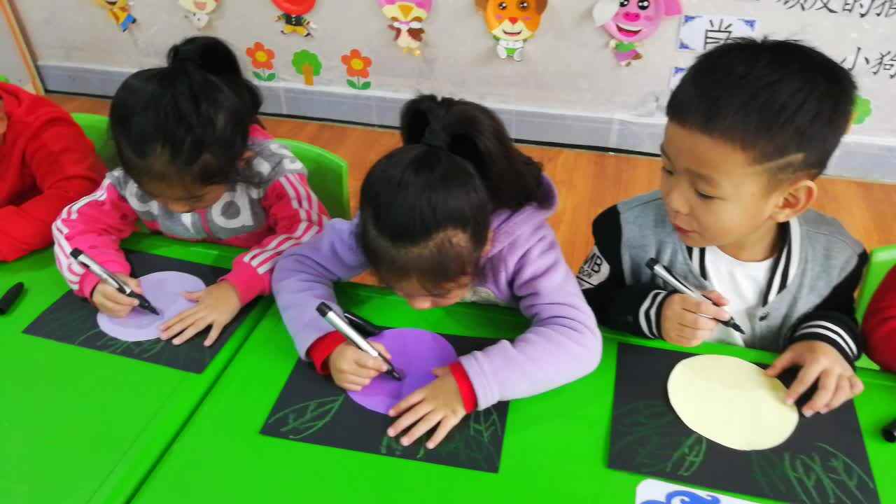 萌娃们在做手工