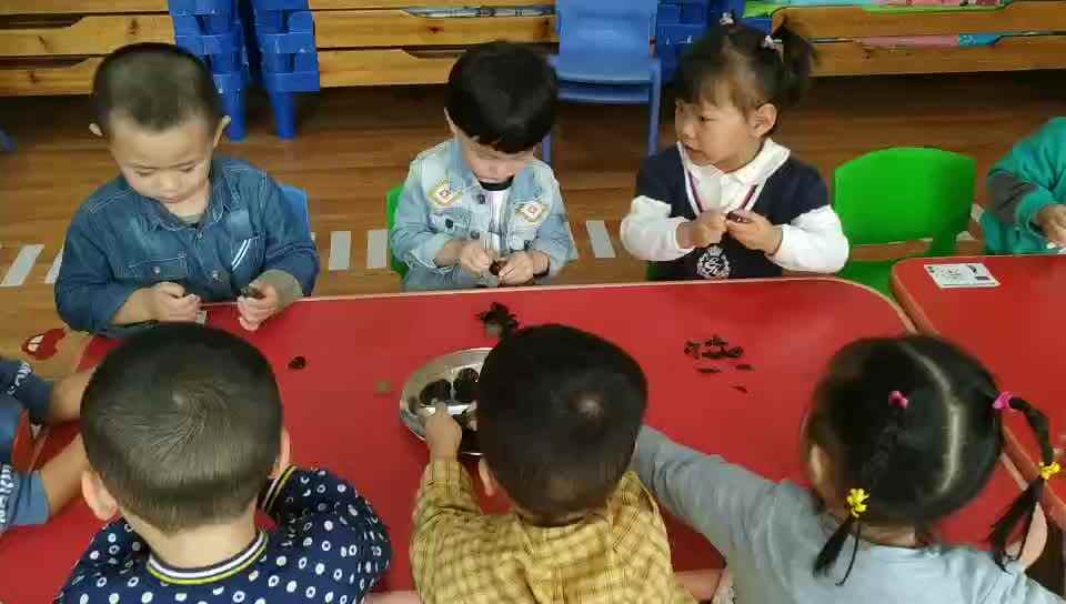 萌娃们在吃葡萄