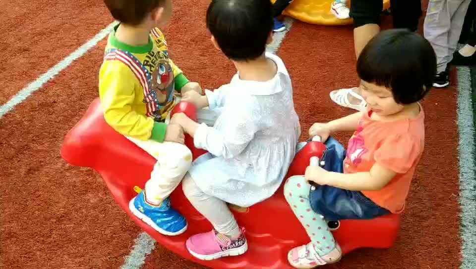 萌娃们在锻炼体能