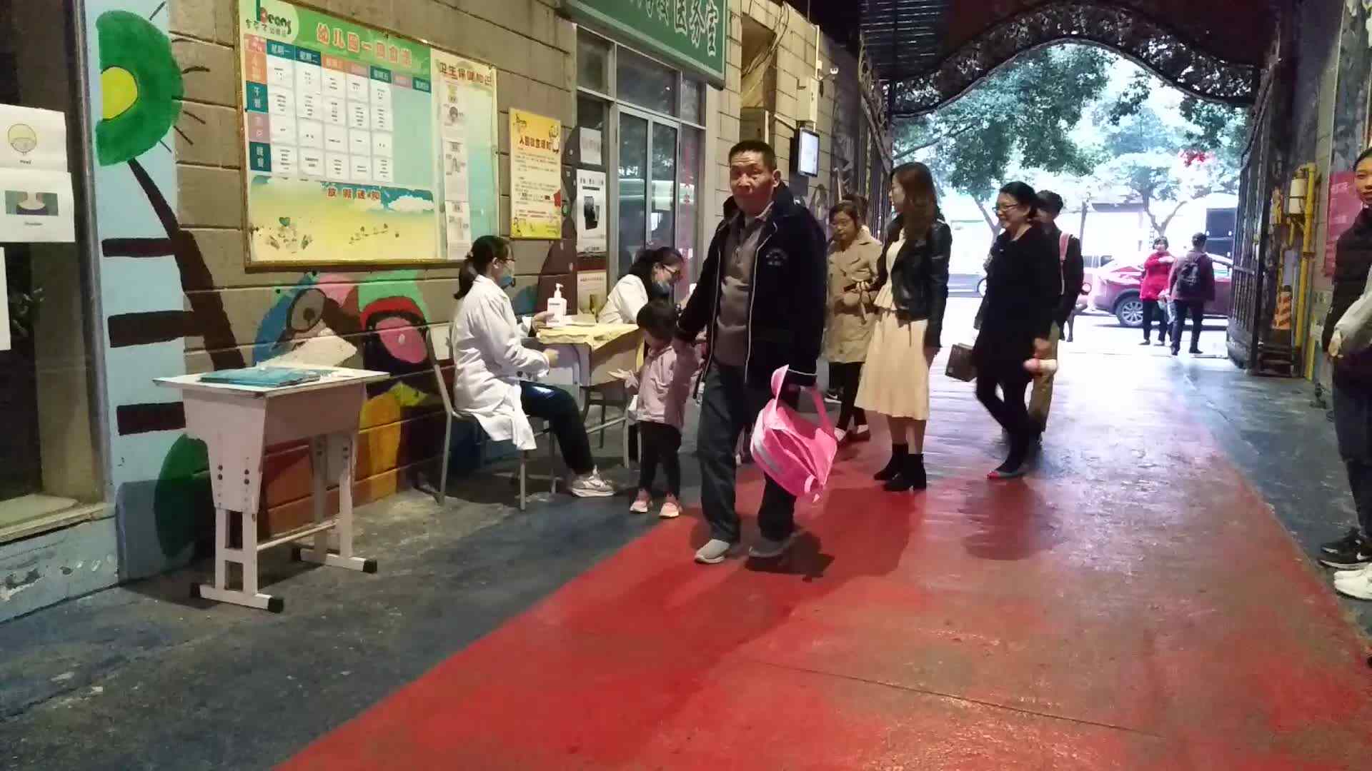 萌娃早上来幼儿园