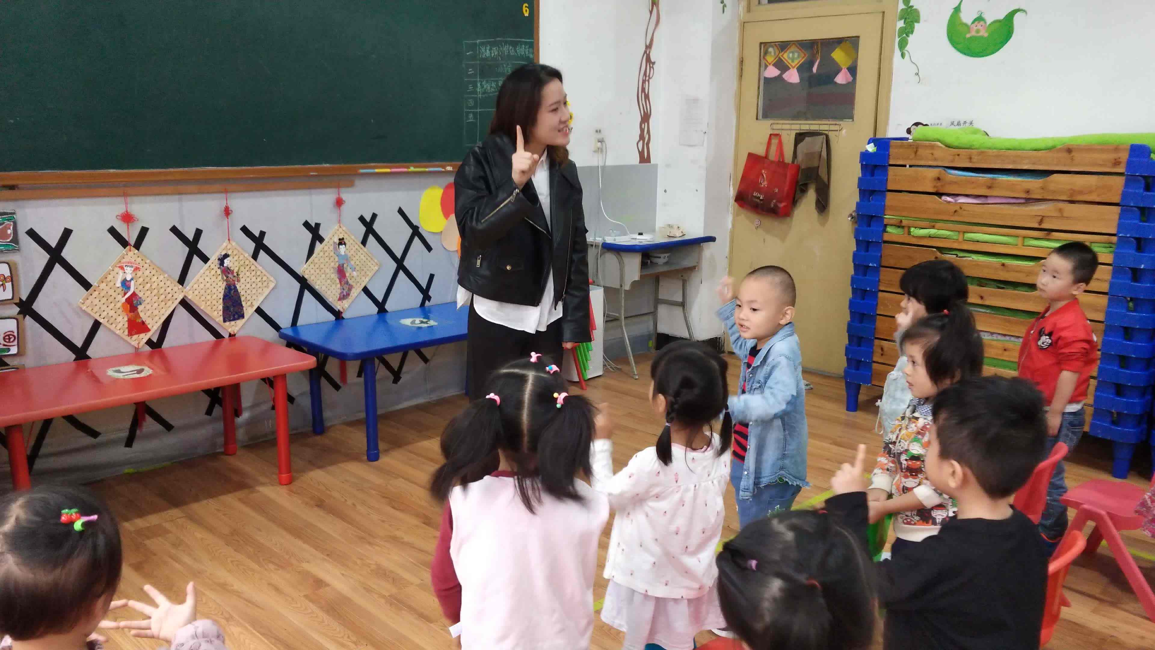 萌娃们在玩手指歌