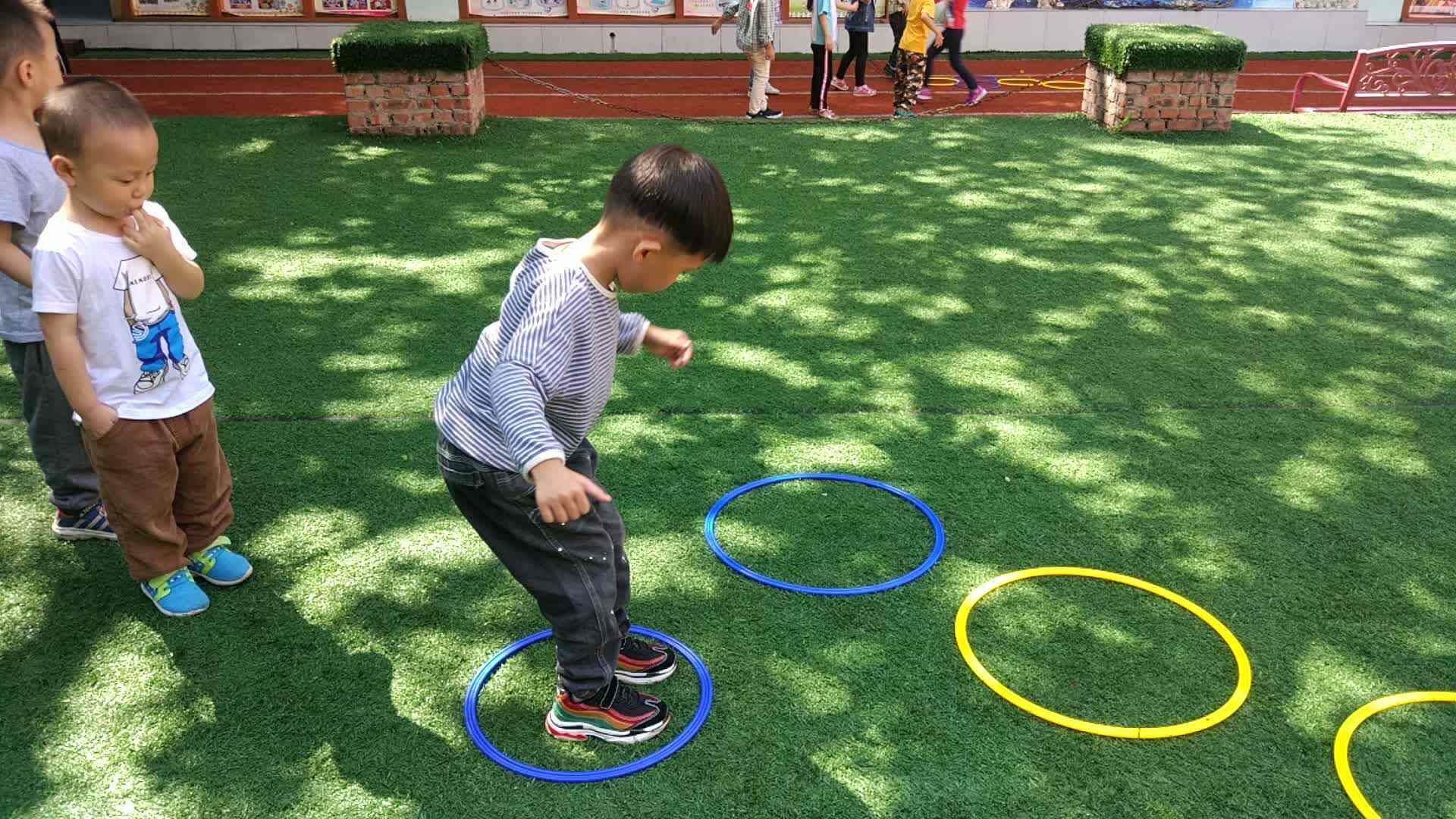 萌娃们的午间游戏
