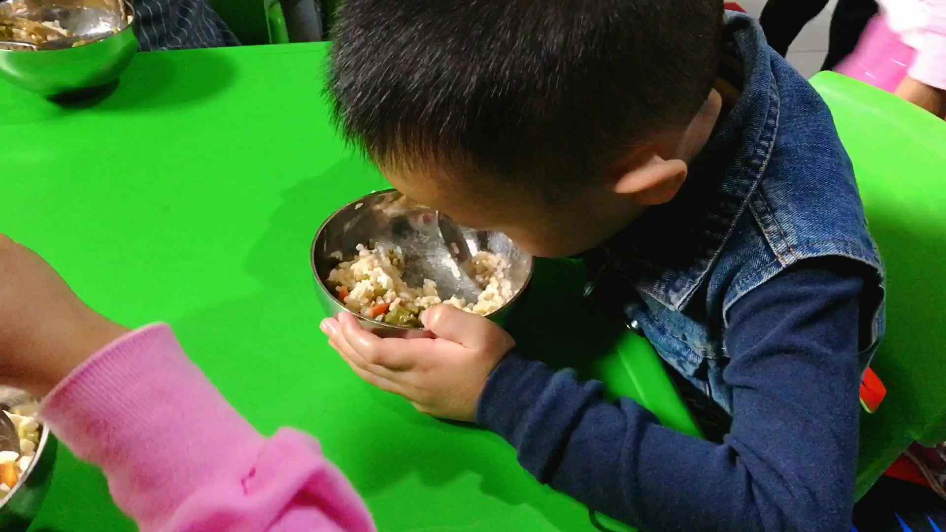 萌娃们的进餐