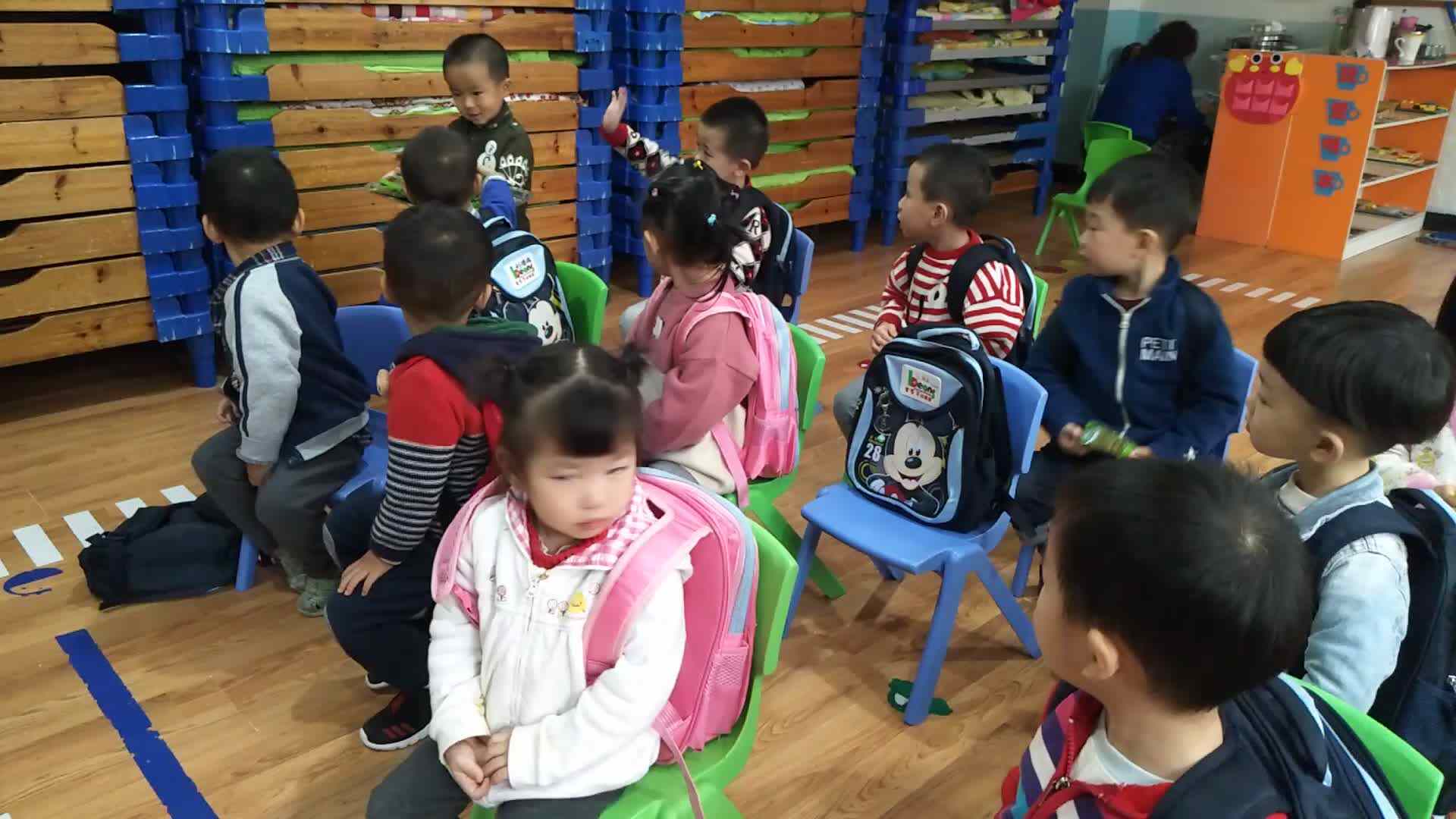 萌娃们在分发东西