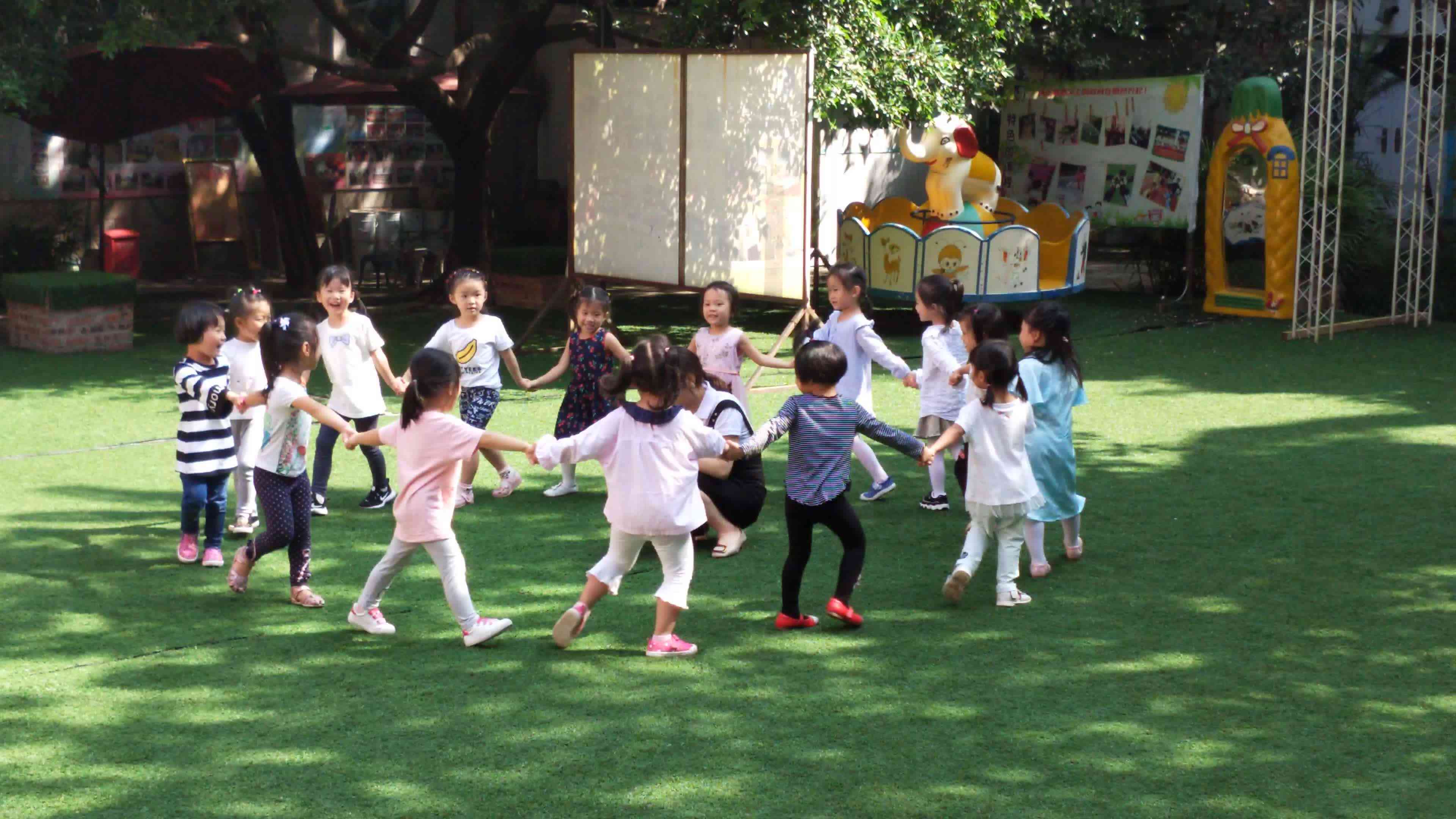 萌娃们在玩游戏