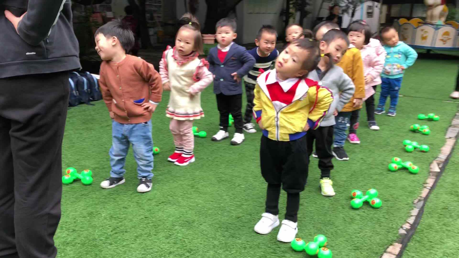 萌娃们在做运动旋律
