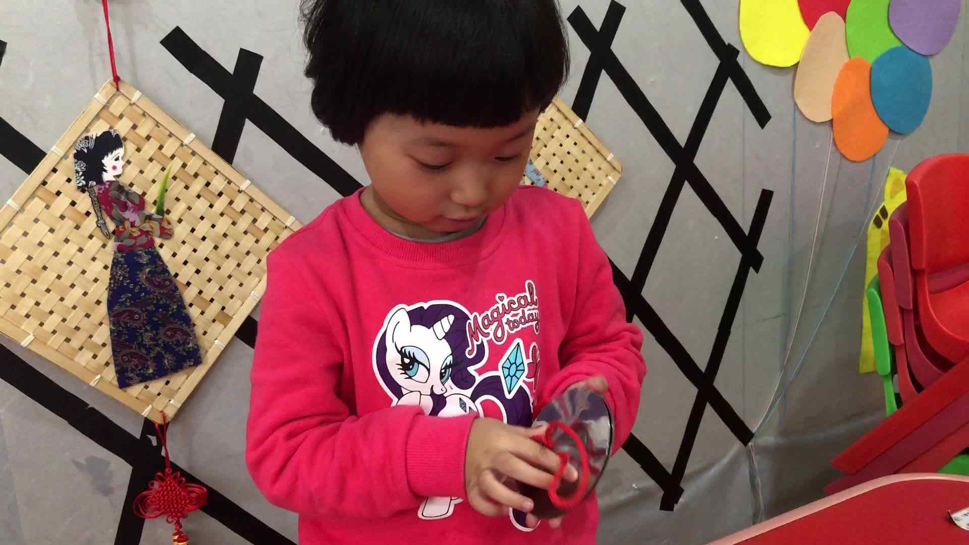 萌娃们在听声音