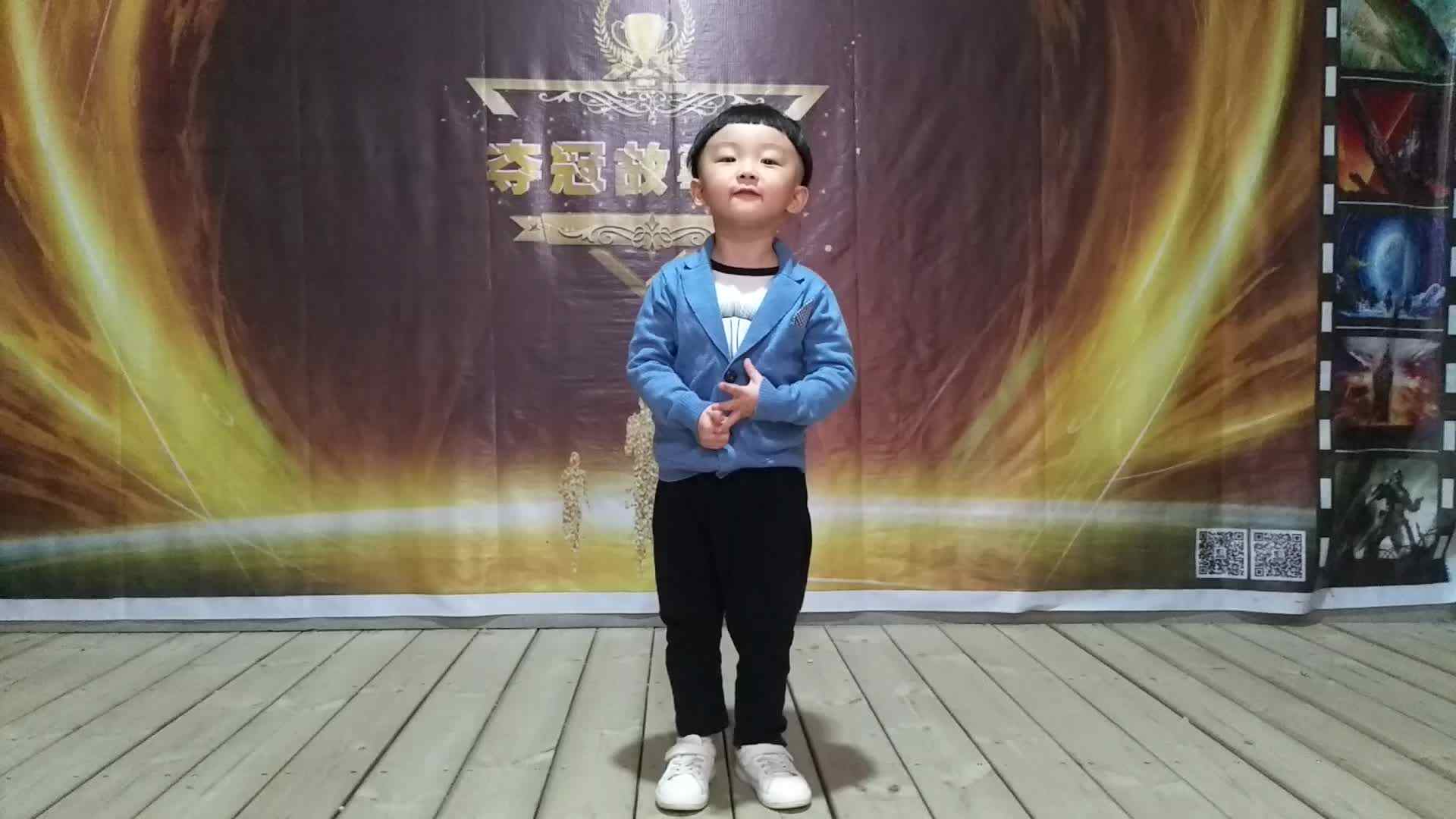 萌娃们在表演