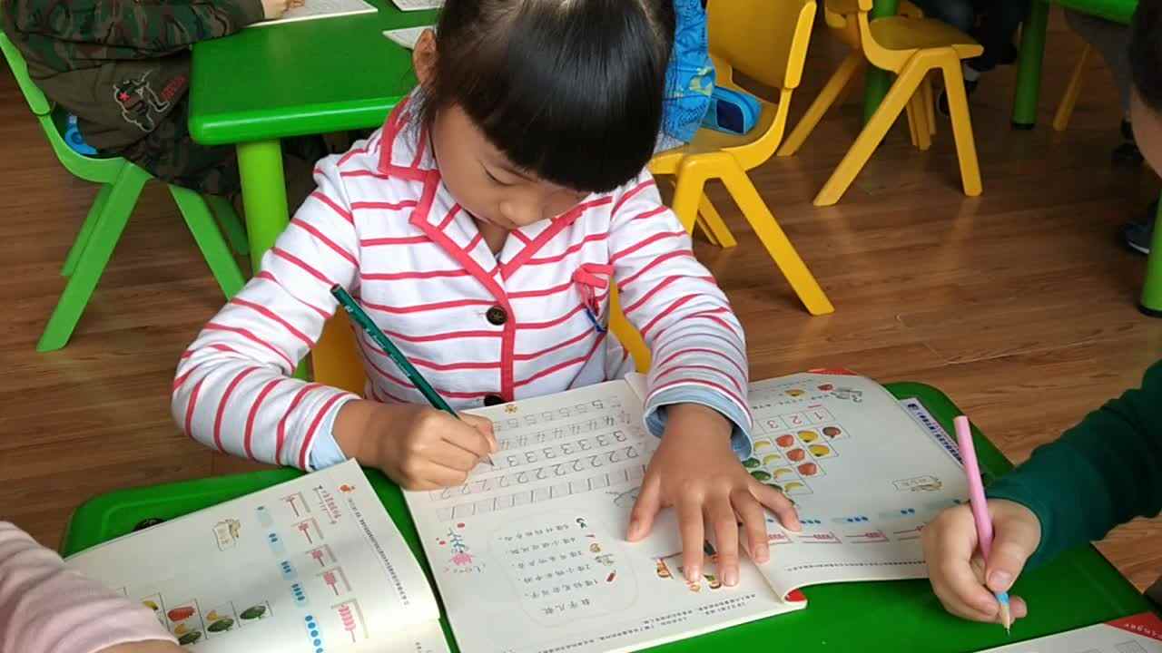 萌娃们在学习数学