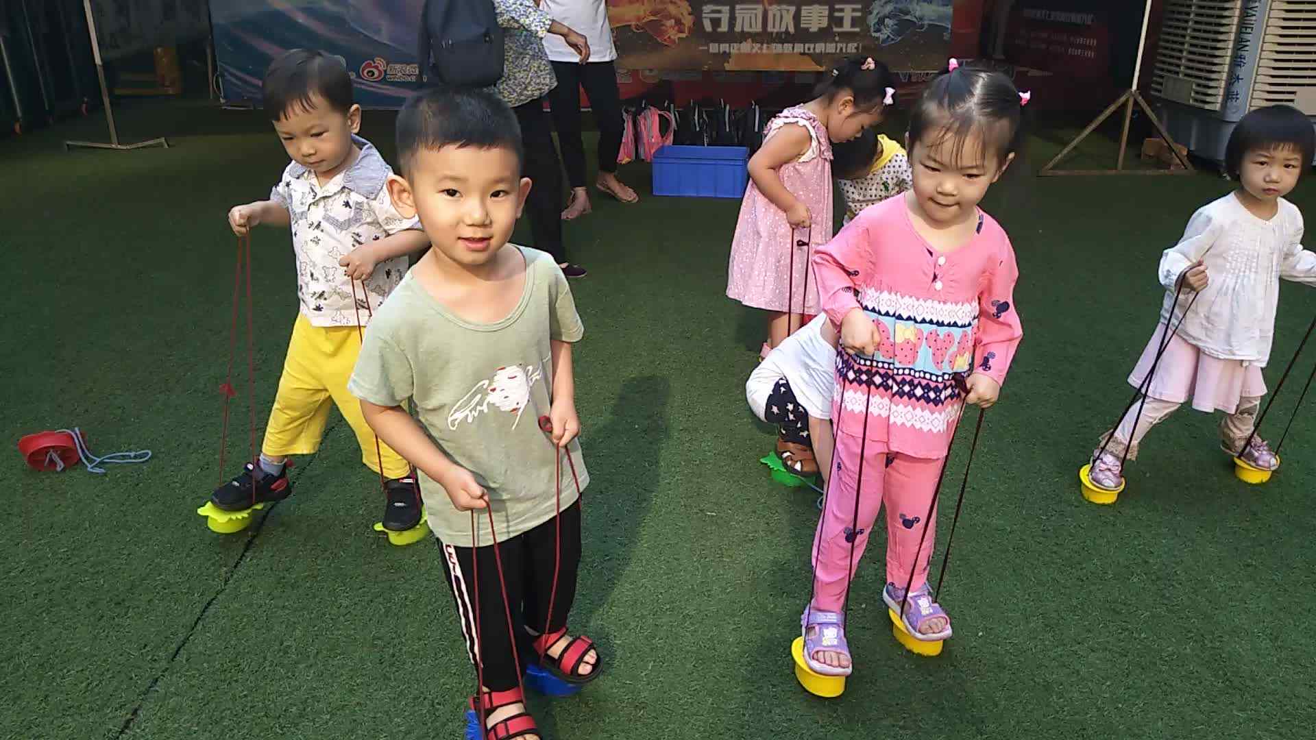 一起来玩踩高跷