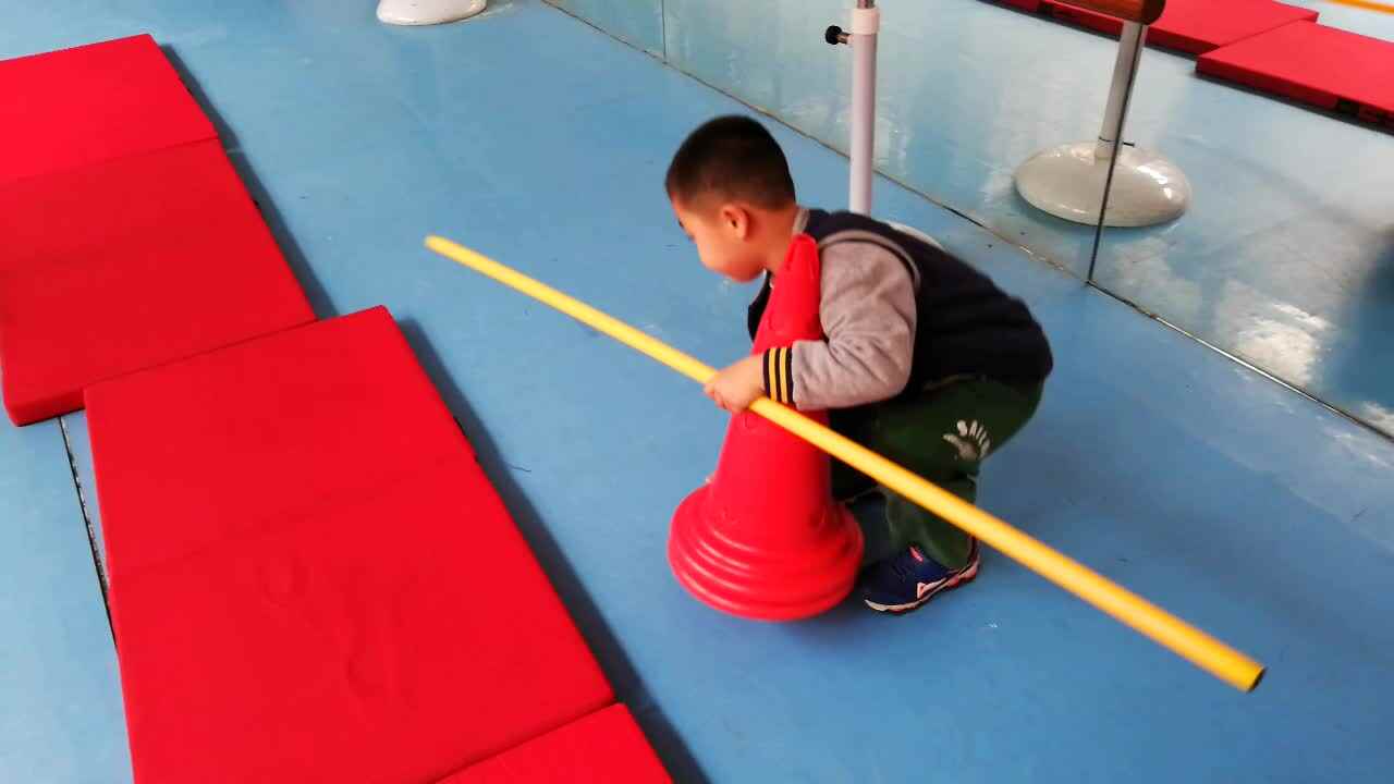 萌娃们在练习体能