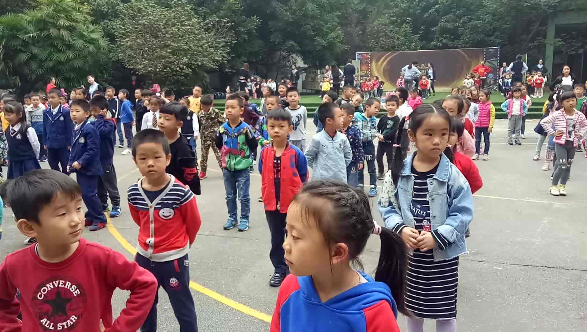 萌娃们在做行动课程 运动旋律
