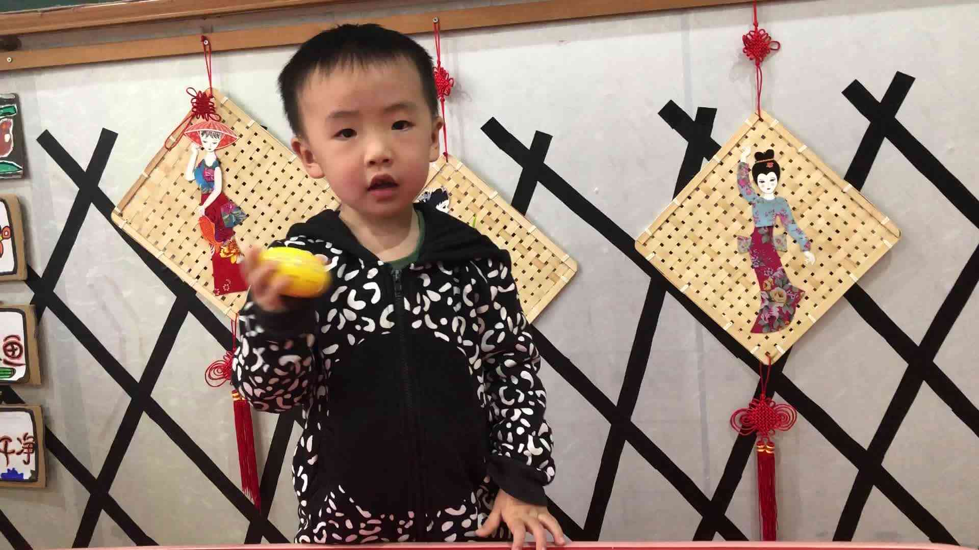 萌娃们在听声音