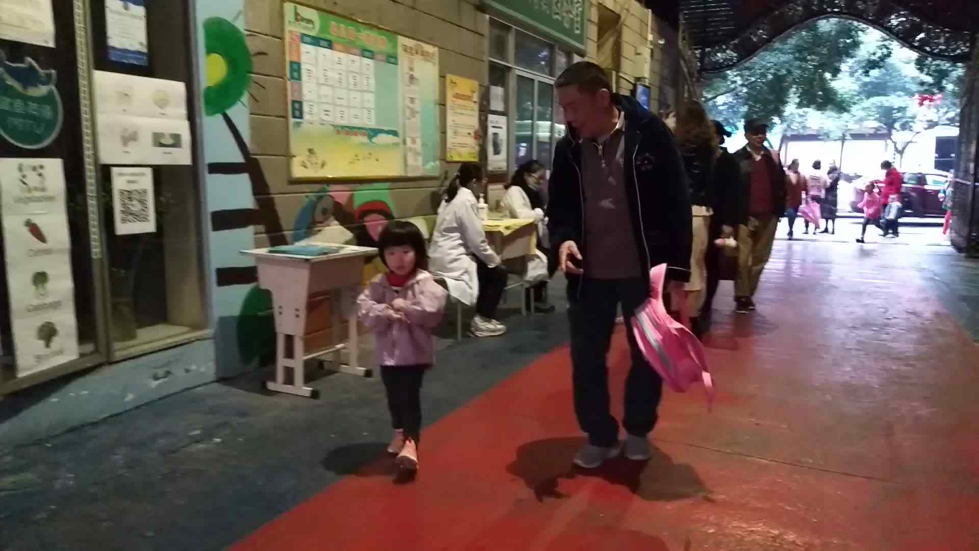 萌娃们在来幼儿园