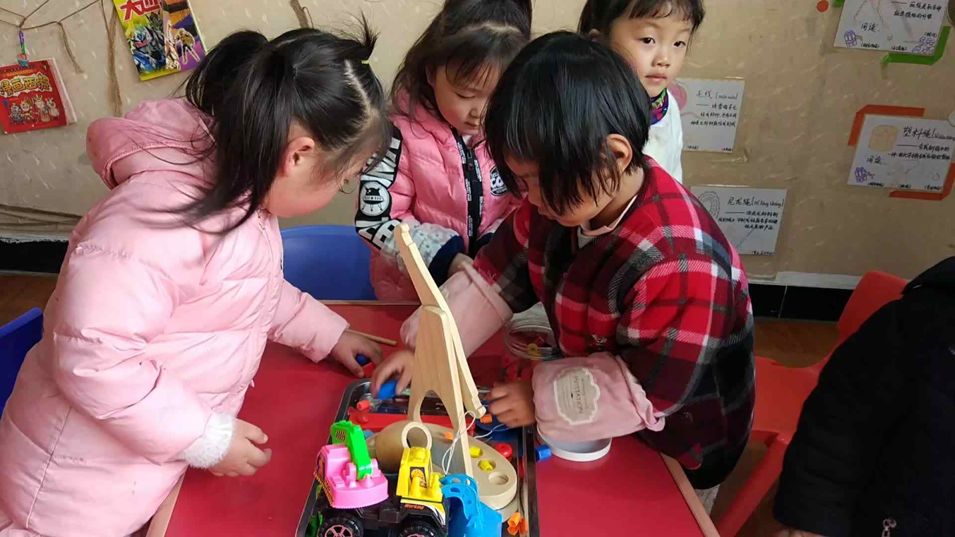 萌娃们在收玩具