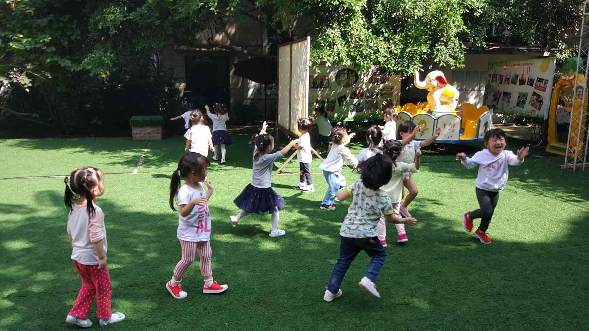 萌娃们在操场玩耍