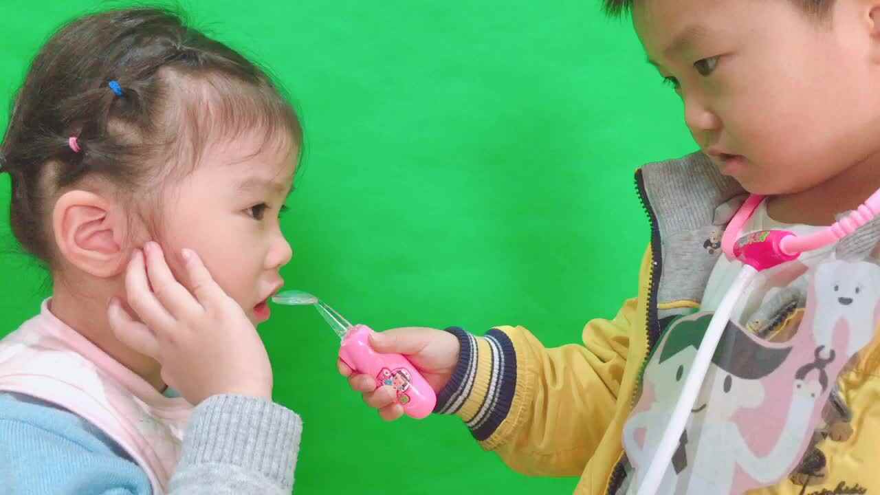 萌娃在做绘本 表演