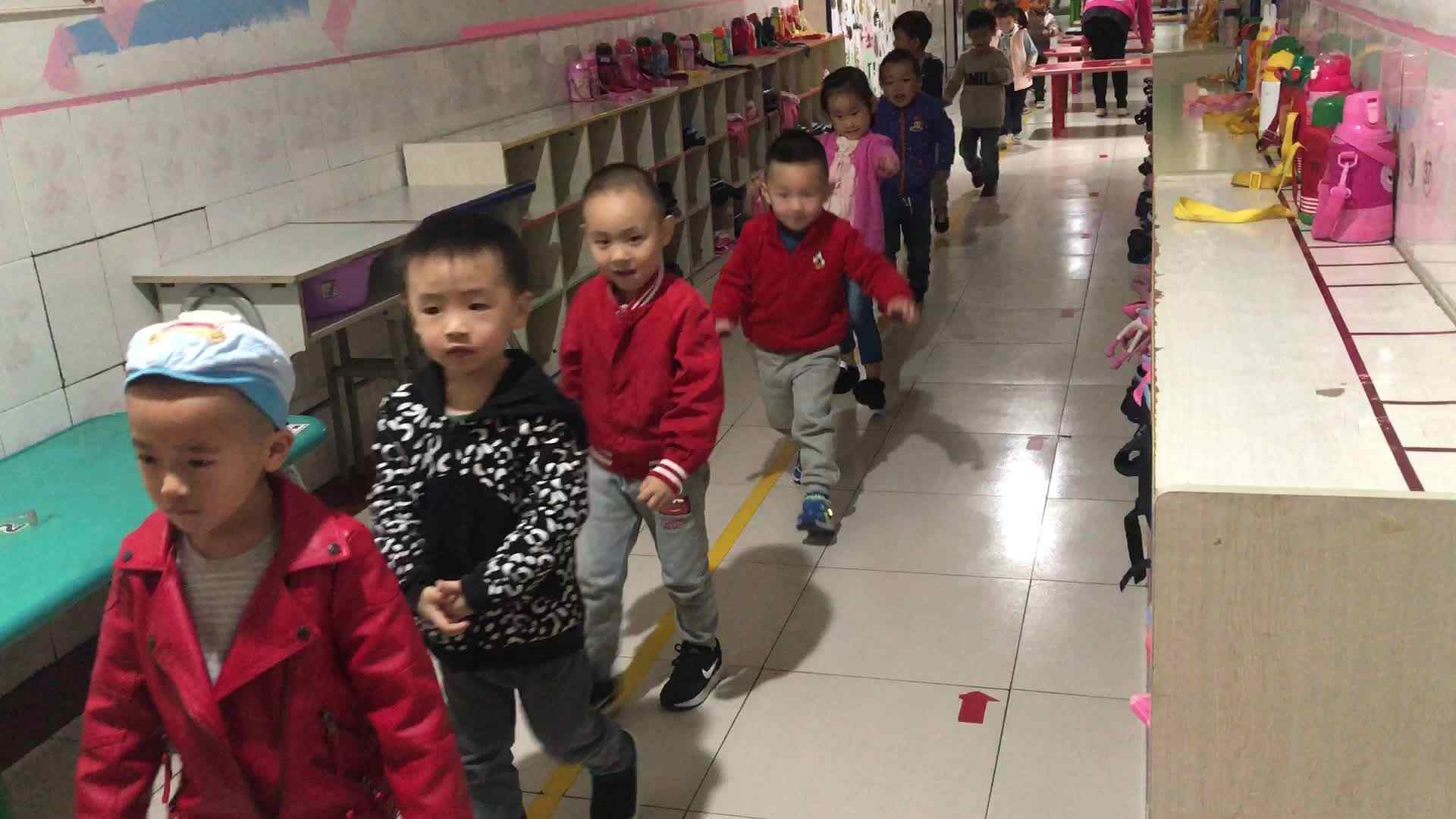 萌娃们 在排队解便