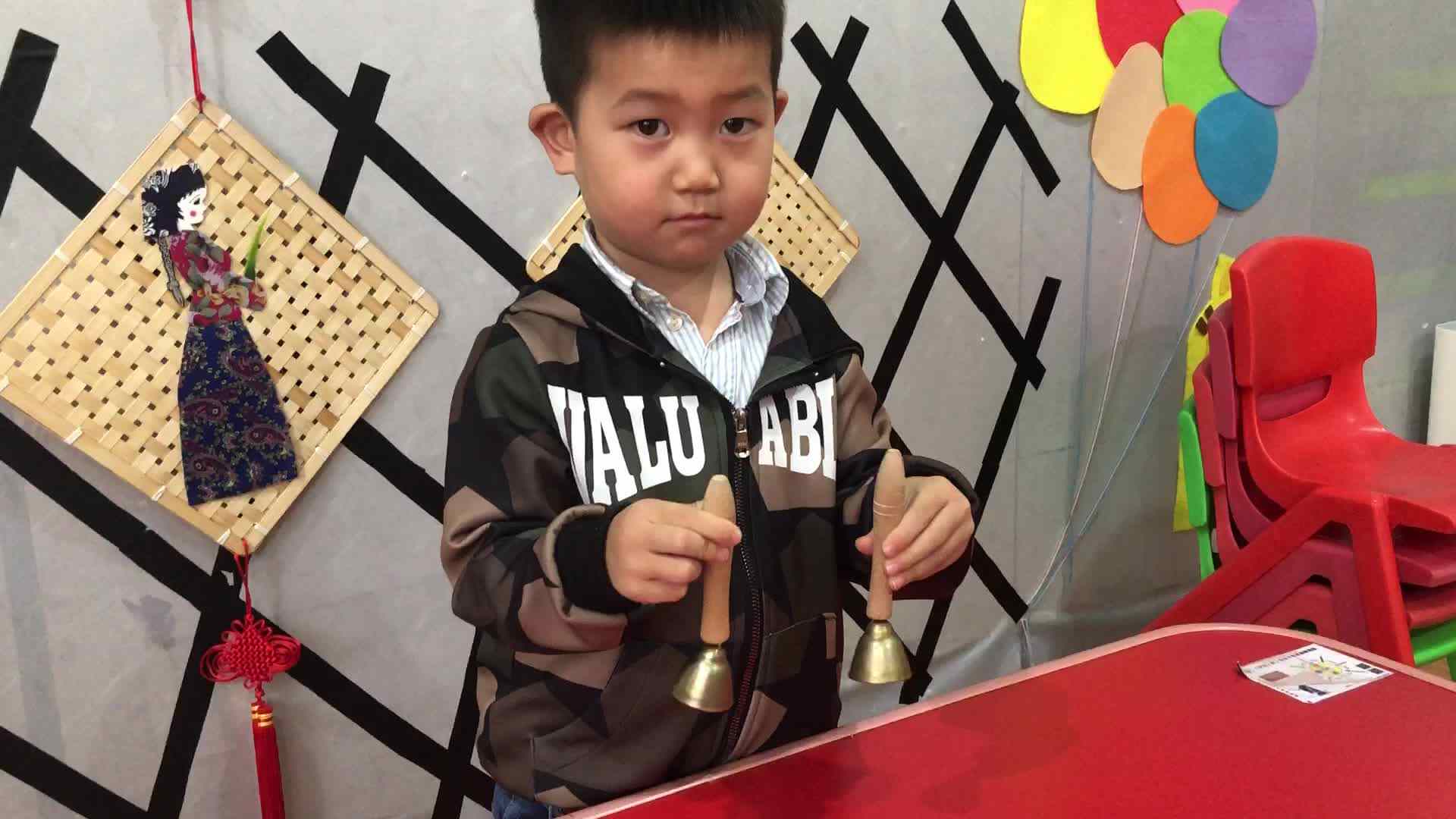 萌娃们在听声音