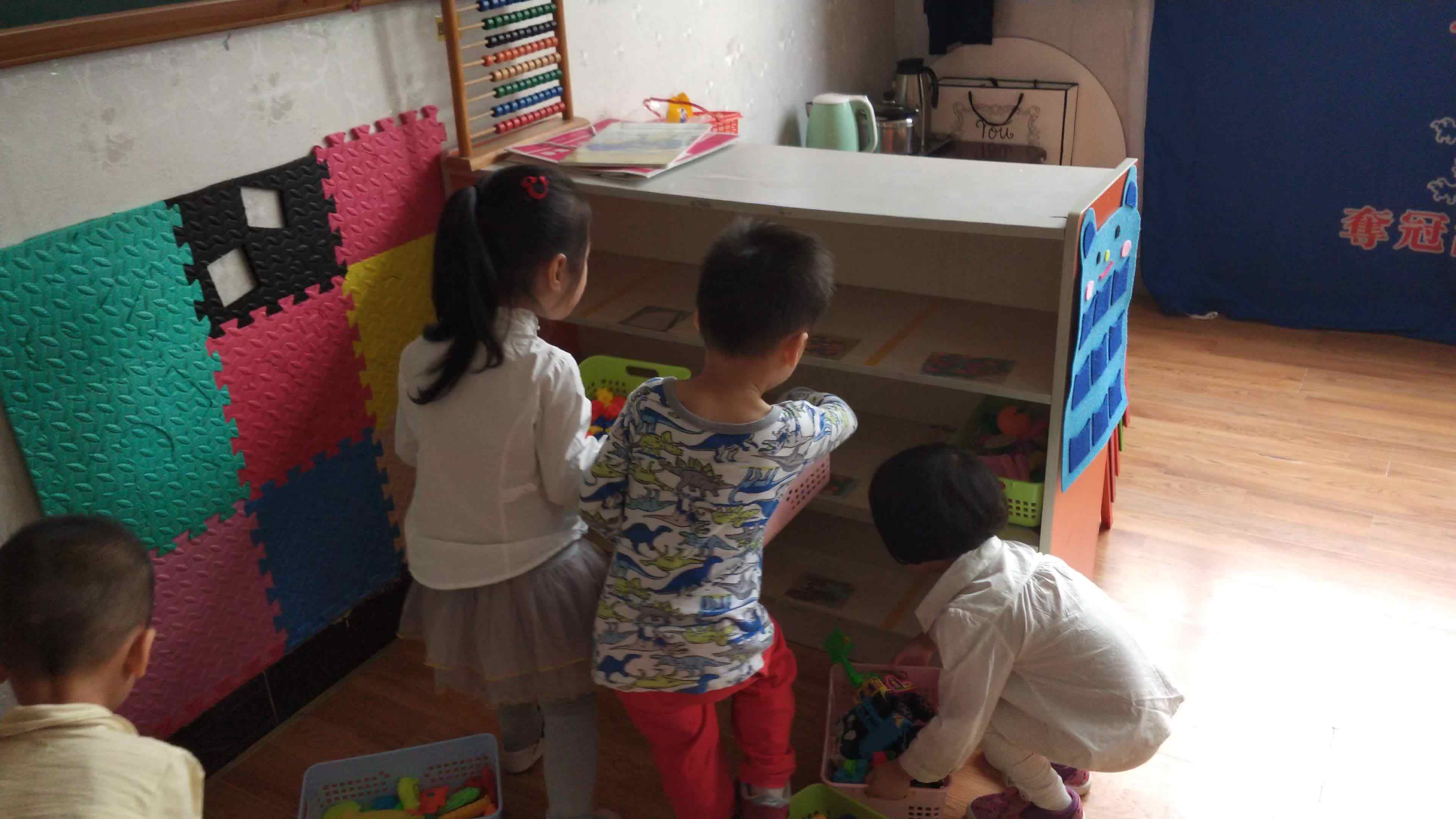 萌娃们在整理玩具
