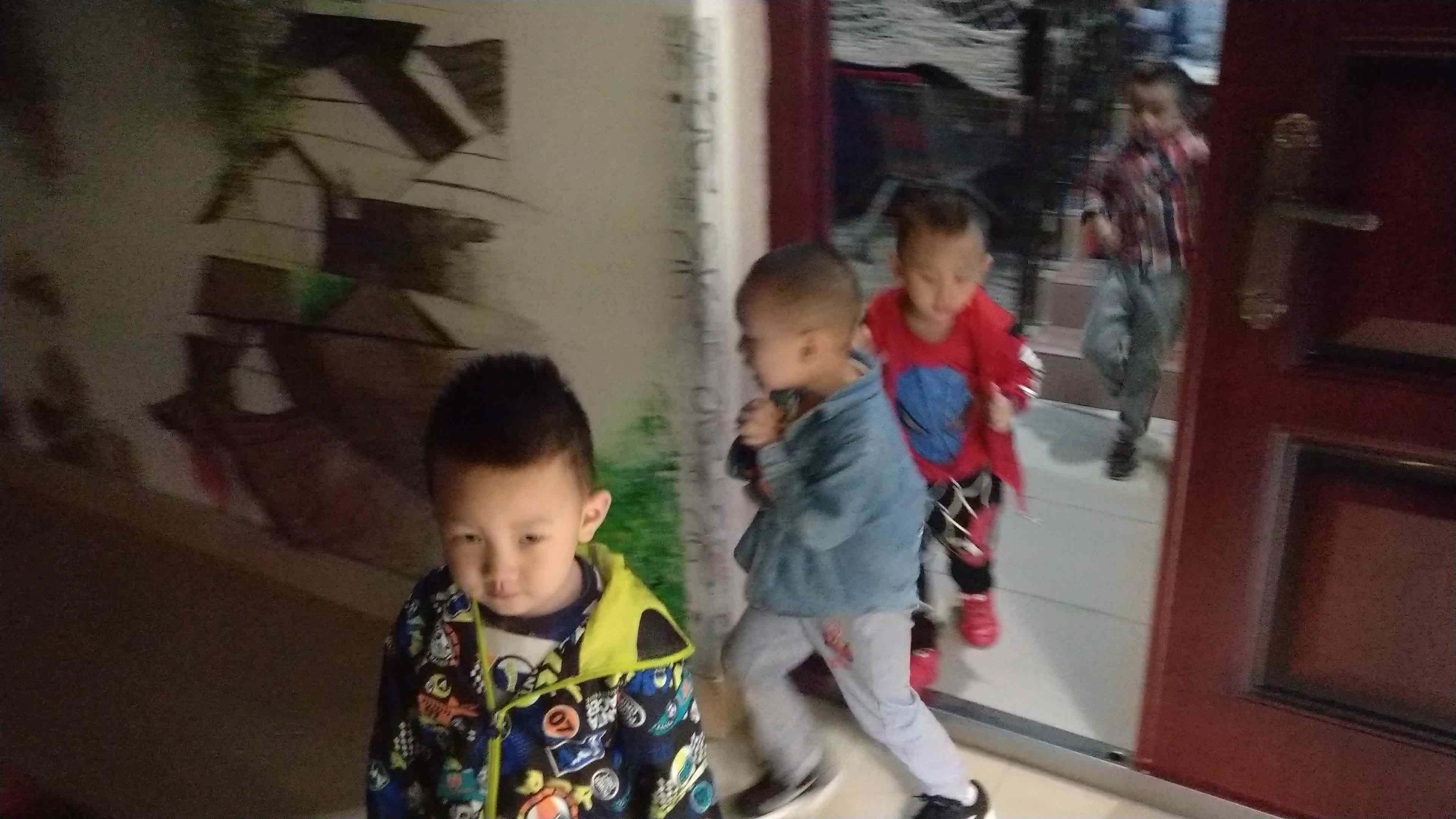 萌娃们在排队下楼