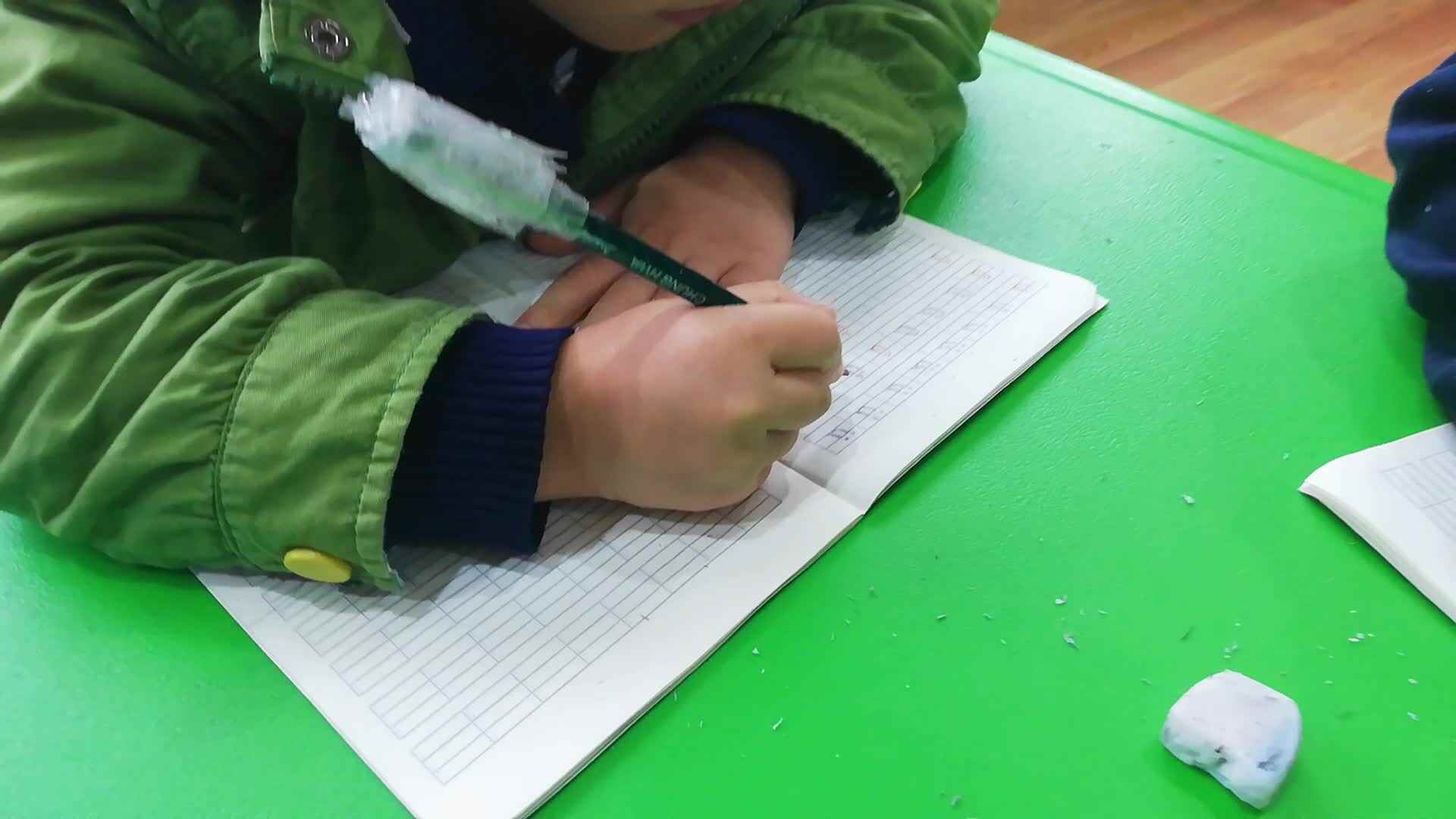 萌娃们在练习写字