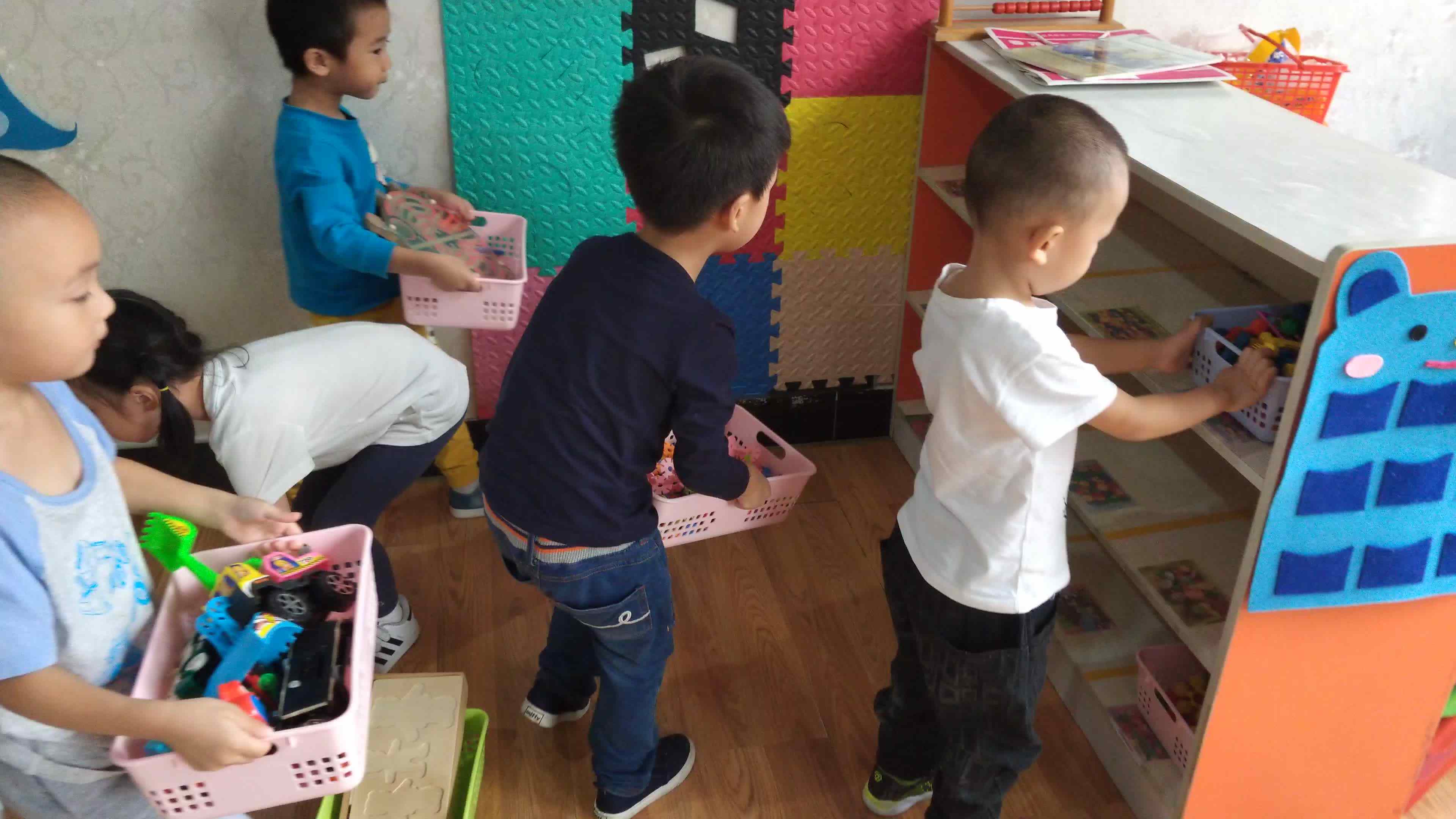 萌娃们在自己整理玩具