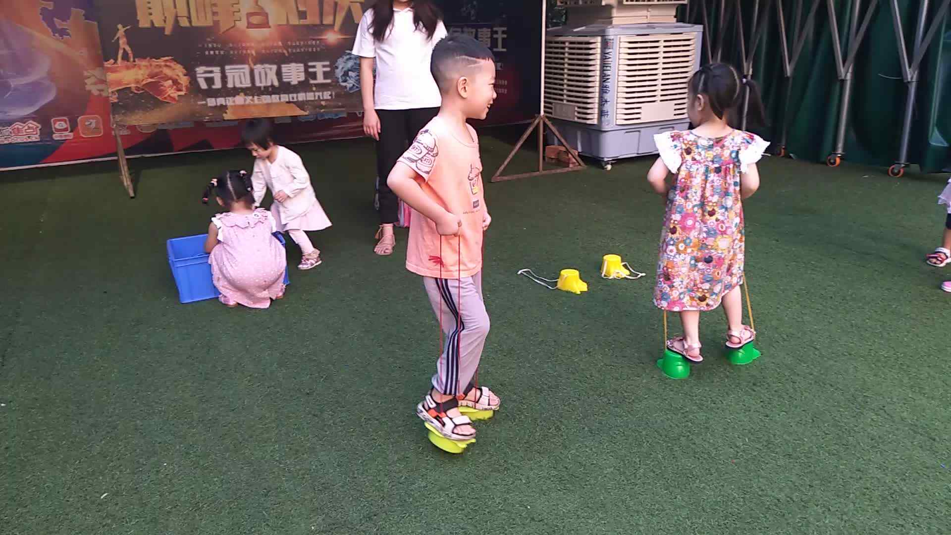 踩高跷 (1)