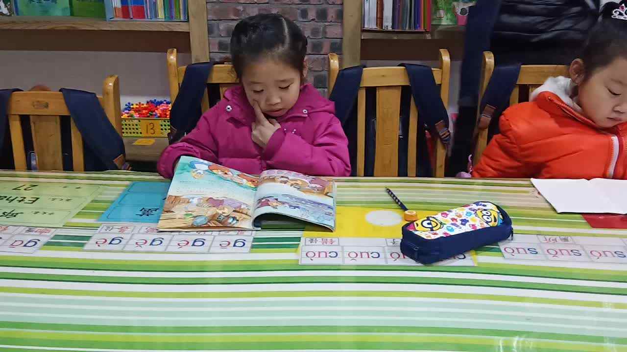 萌娃在看书的日常生活