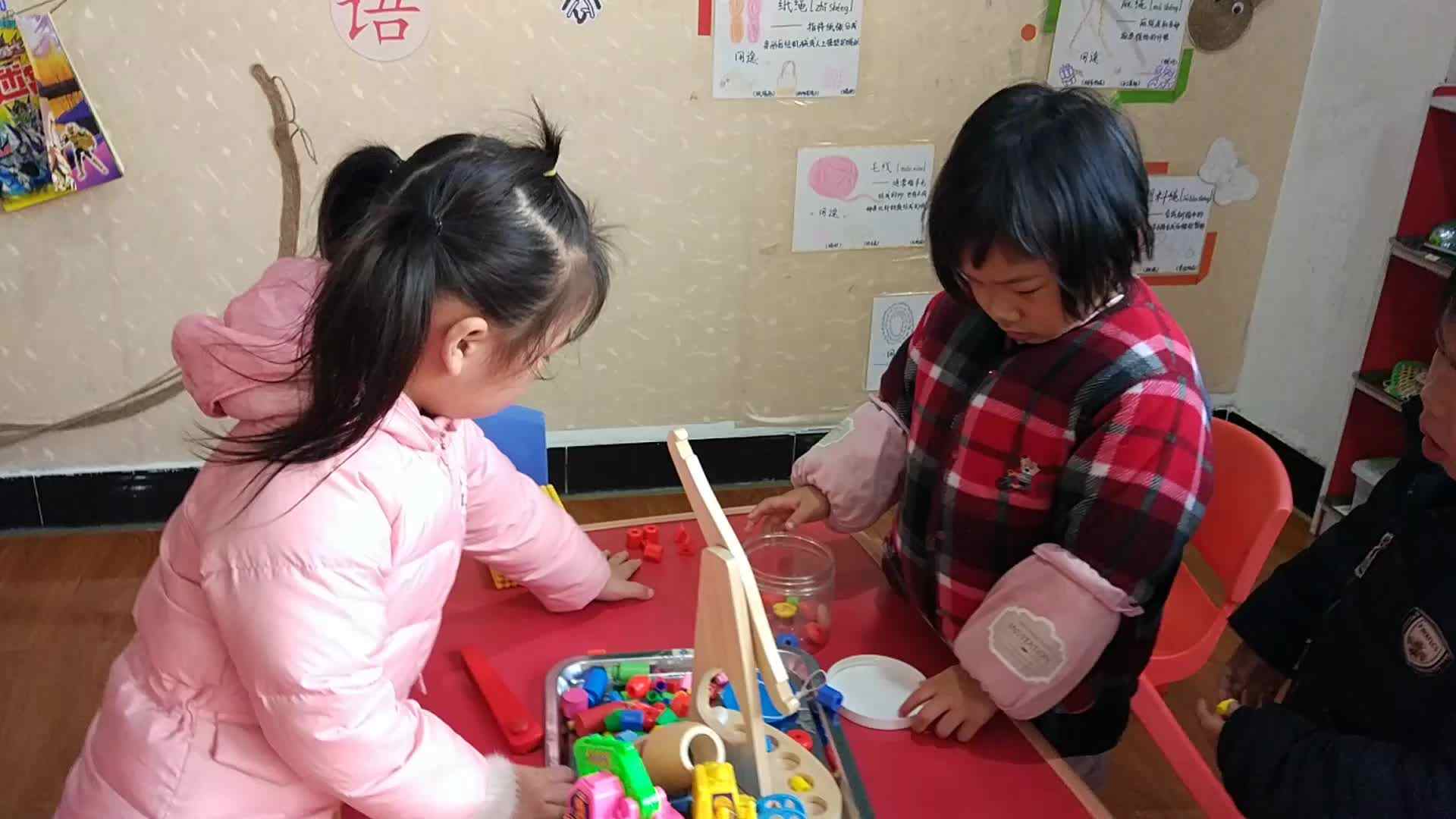 萌娃们在收玩具