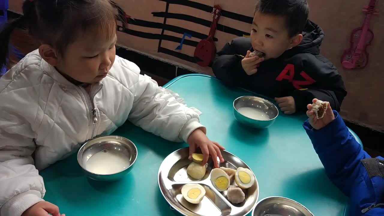 萌娃们在吃东西