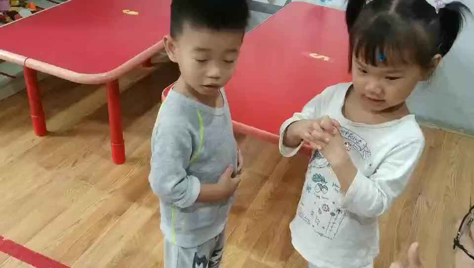 萌娃们在练习阅读