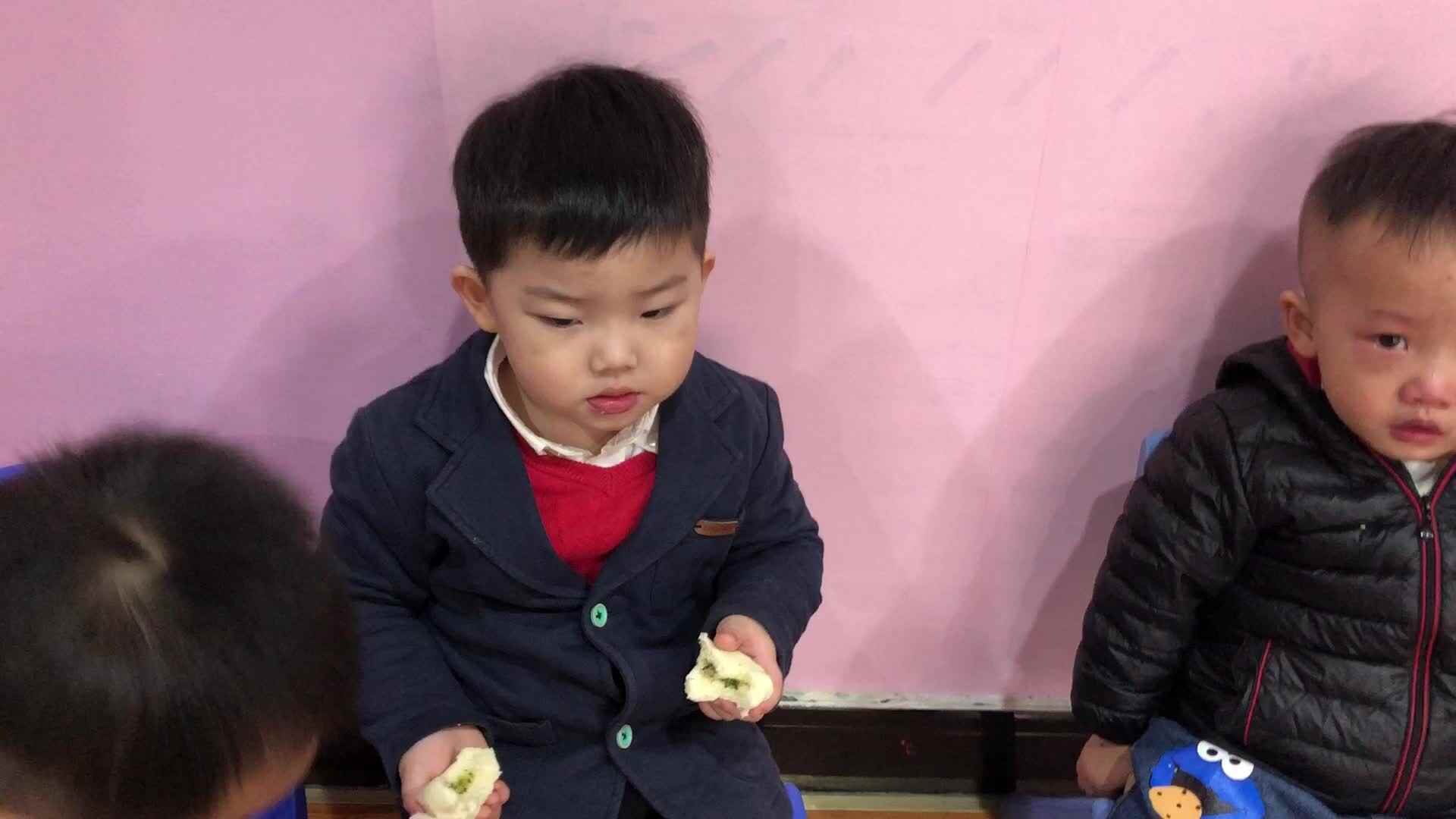 萌娃在吃东西
