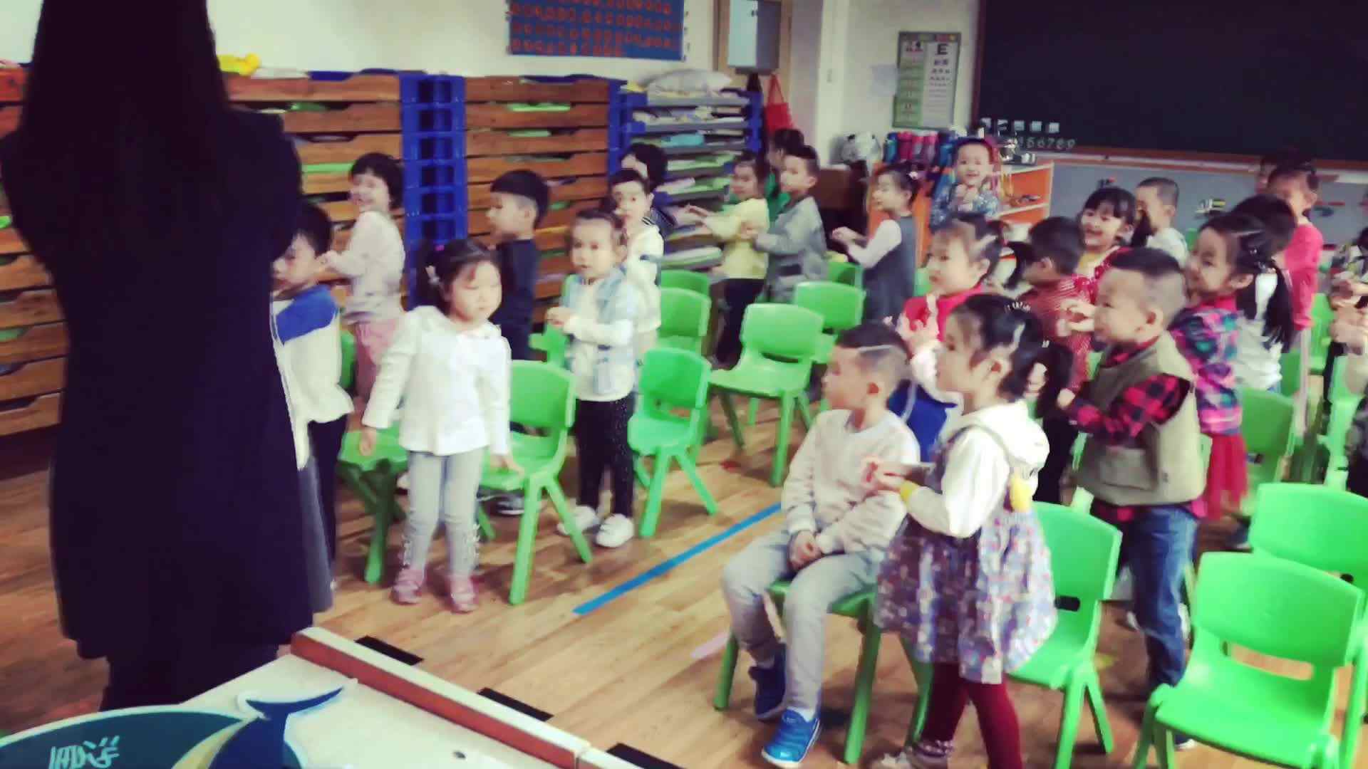 萌娃们在学习英语