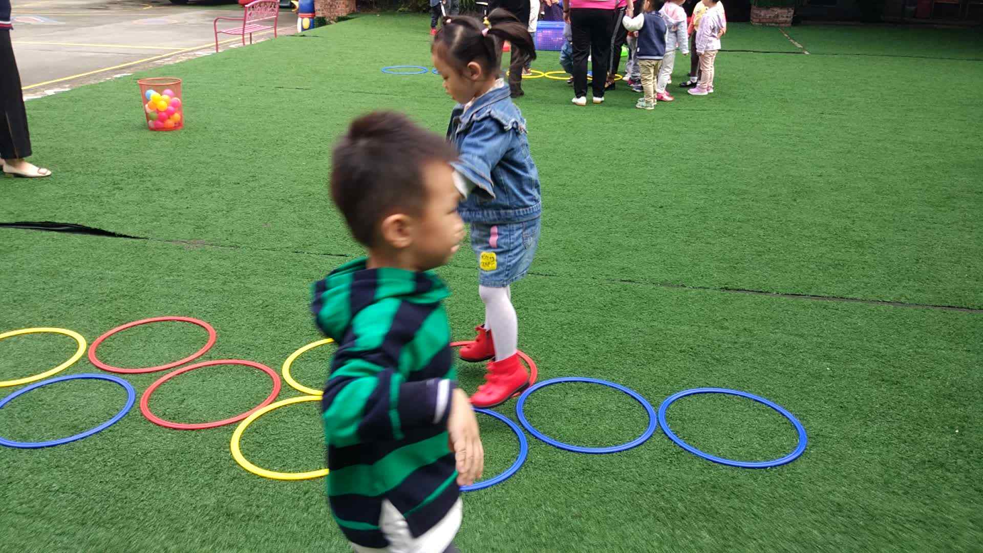 萌娃们在玩游戏