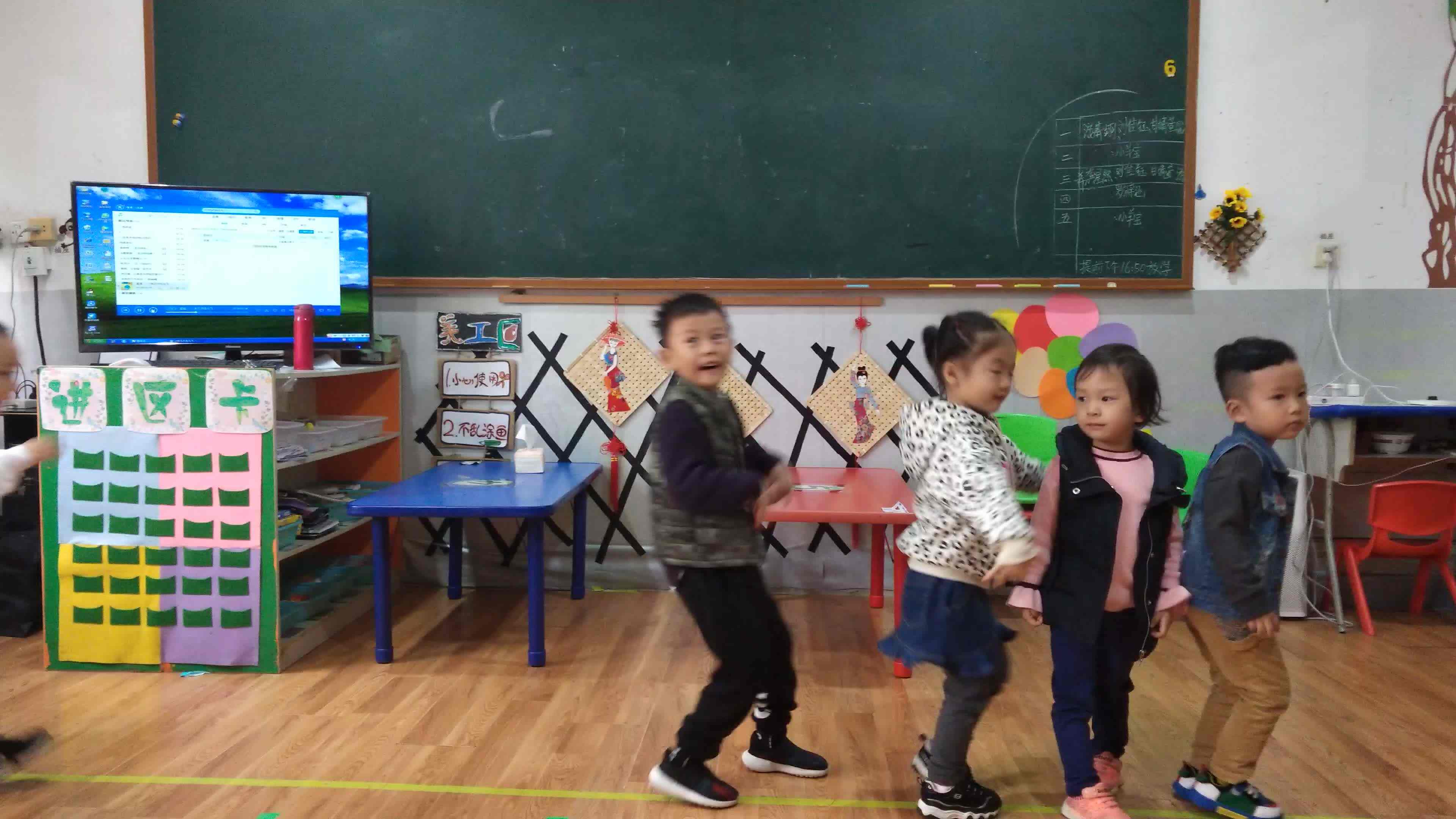 萌娃们在表演鸟儿飞
