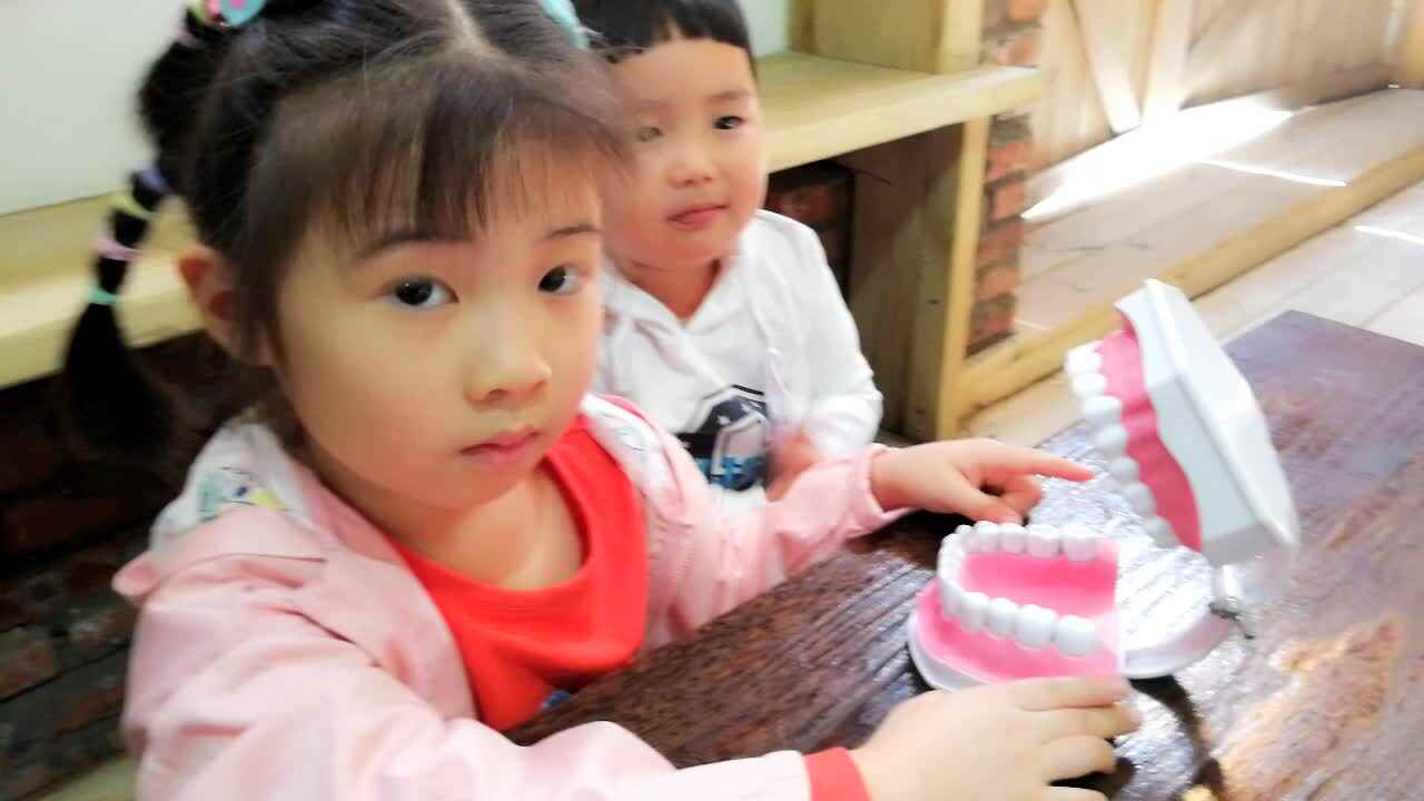 萌娃们在学习刷牙