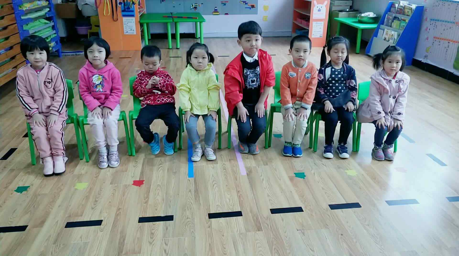 萌娃们在学习音乐