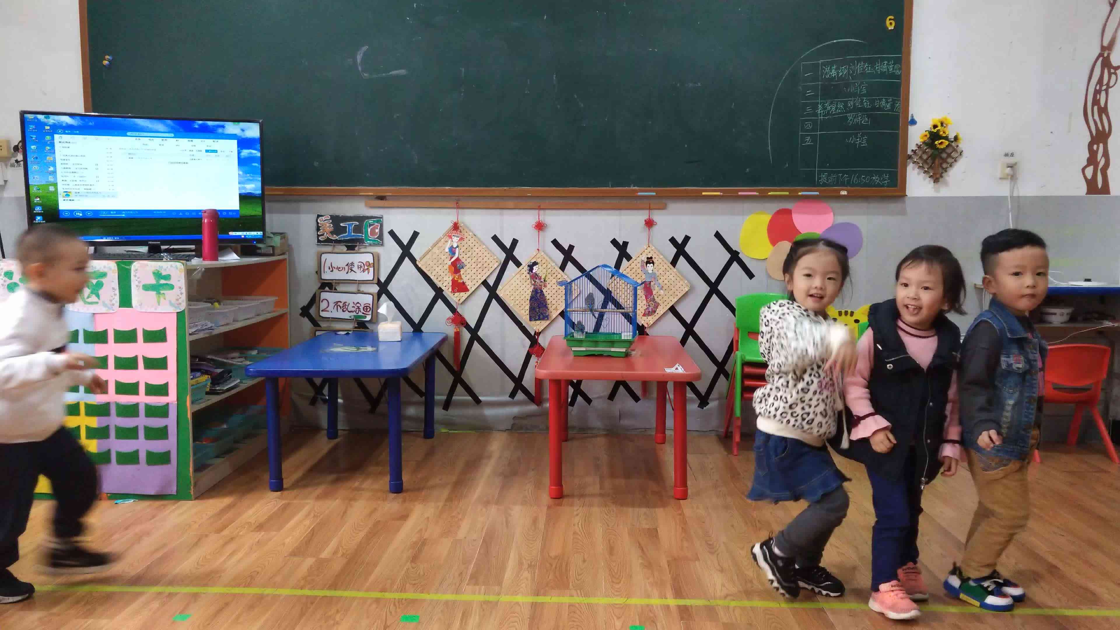 萌娃们在表演鸟儿飞