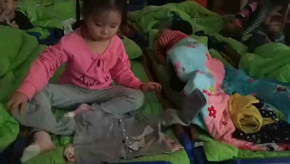 萌娃们在叠衣服