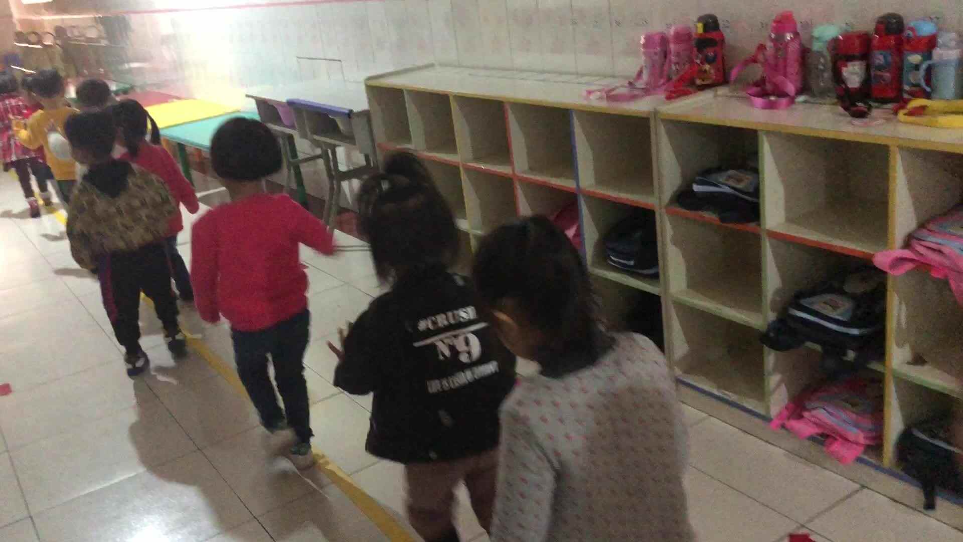 萌娃们在排队解便
