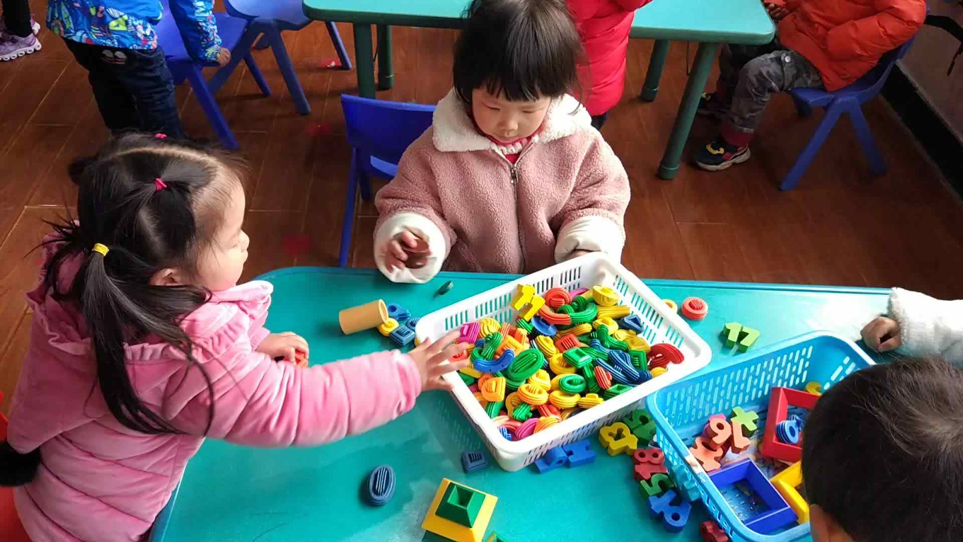 萌娃们在收玩具